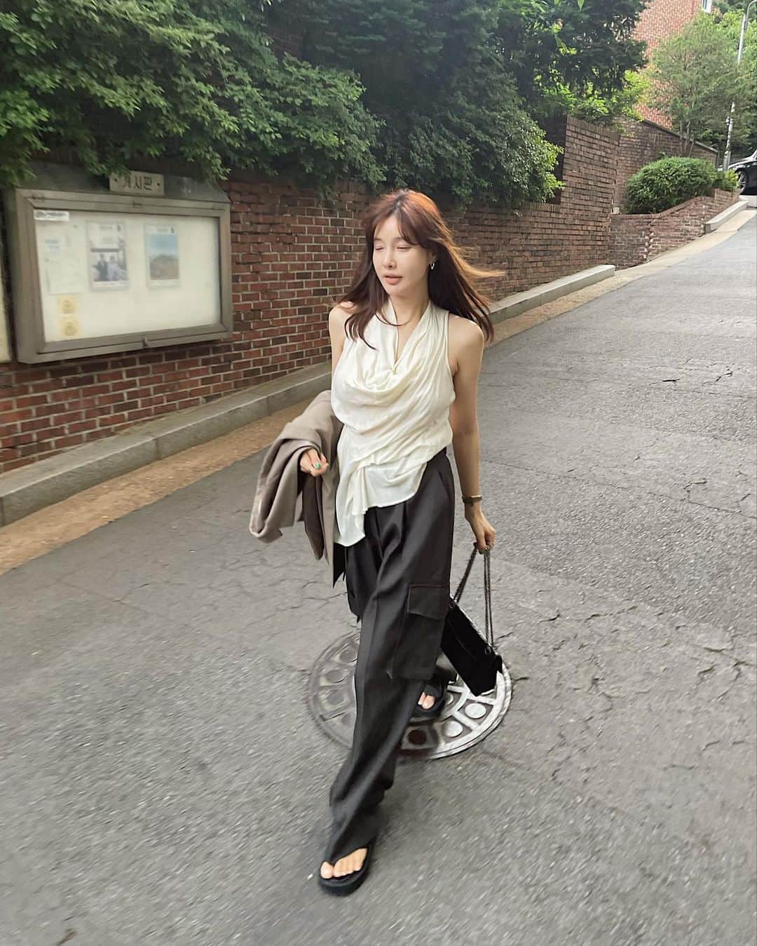 nanaのインスタグラム：「땀과 함께한 촬영을 끝내고 오랜만에 만나 인슈기와 갱미 너무 너무 즐거운 평창할매의 31일 이였다.  덕분에 6월의 시작이 설레😘」