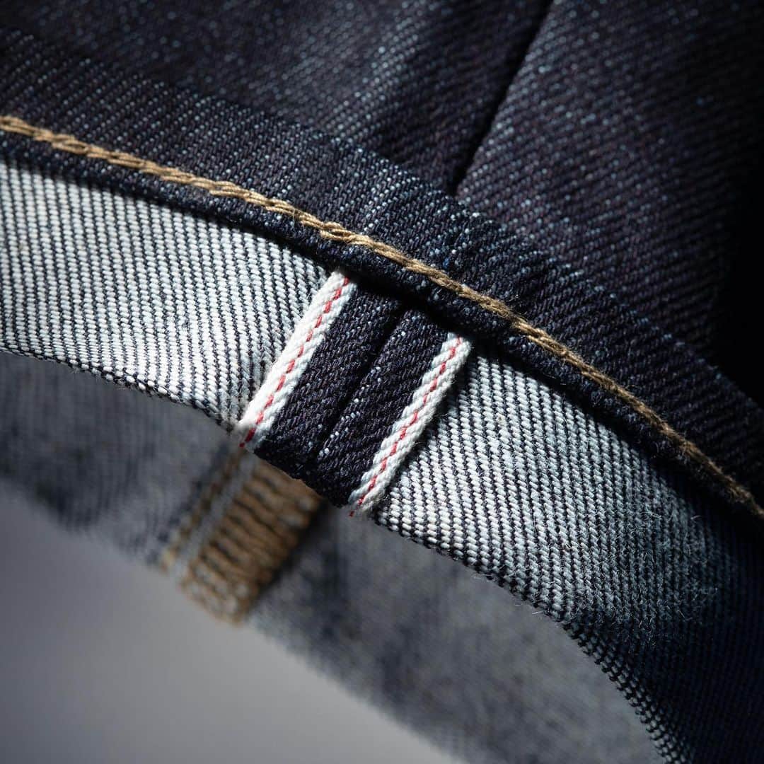 ユニクロさんのインスタグラム写真 - (ユニクロInstagram)「A timeless classic.  We worked with Kaihara to get greater comfort while retaining the voluminous and beautiful feel of fabric made with an old-style loom. The result is this modern evolution of selvedge jeans.  457579 Stretch Selvedge Slim-Fit Jeans  #jeansforliving #uniqlojeans #Uniqlo #LifeWear  *The product availability differs among regions. Please check your regional account or website.」6月3日 18時00分 - uniqlo