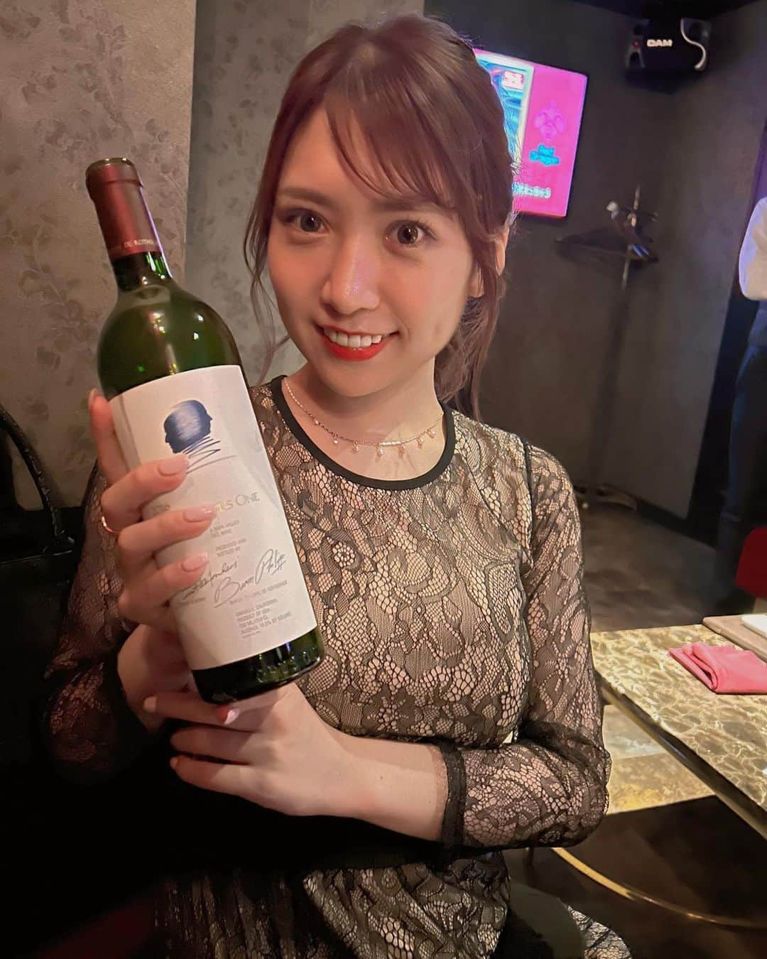 香坂紗梨さんのインスタグラム写真 - (香坂紗梨Instagram)「赤ワイン大好き女🍷  #香坂紗梨 #六本木レッドドラゴン #カプセルエージェンシー」6月1日 11時31分 - sari.kousaka