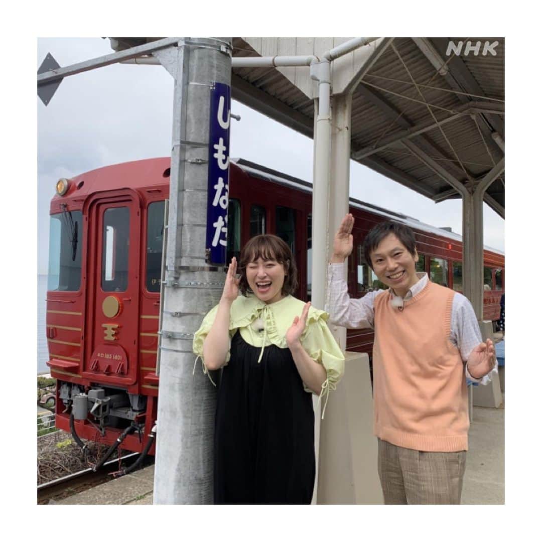 丸山礼のインスタグラム：「あさイチさんの愛媛ロケ 大満喫させていただきました✨🍊 伊予灘ものがたりに乗って絶景を楽しんで 途中下車のしもなだ駅で訳もわからず「し」ポーズとか しちゃって😂キャッキャでございます その後はハモのお刺身とお茶漬けを いただきました🙏🏻🫶🏻とっても美味しかったなぁ🤭♡ @nhk_asaichi 🥰」