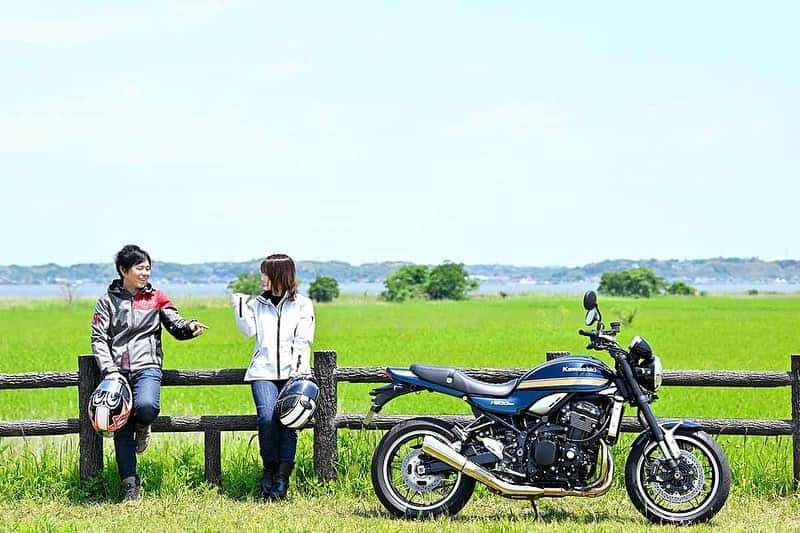 平嶋夏海のインスタグラム：「@ridersclub_1978 最新号発売中です！ Kawasaki Z900 RSに乗りました🏍️ お天気も良く気持ちよくツーリングしてきました！ 中野真矢さんとその月に乗ったバイクについて話すことでまたひとつ深く知れることができる毎月楽しみな撮影です💖 📷 by @satoshi_mayumi_photo」