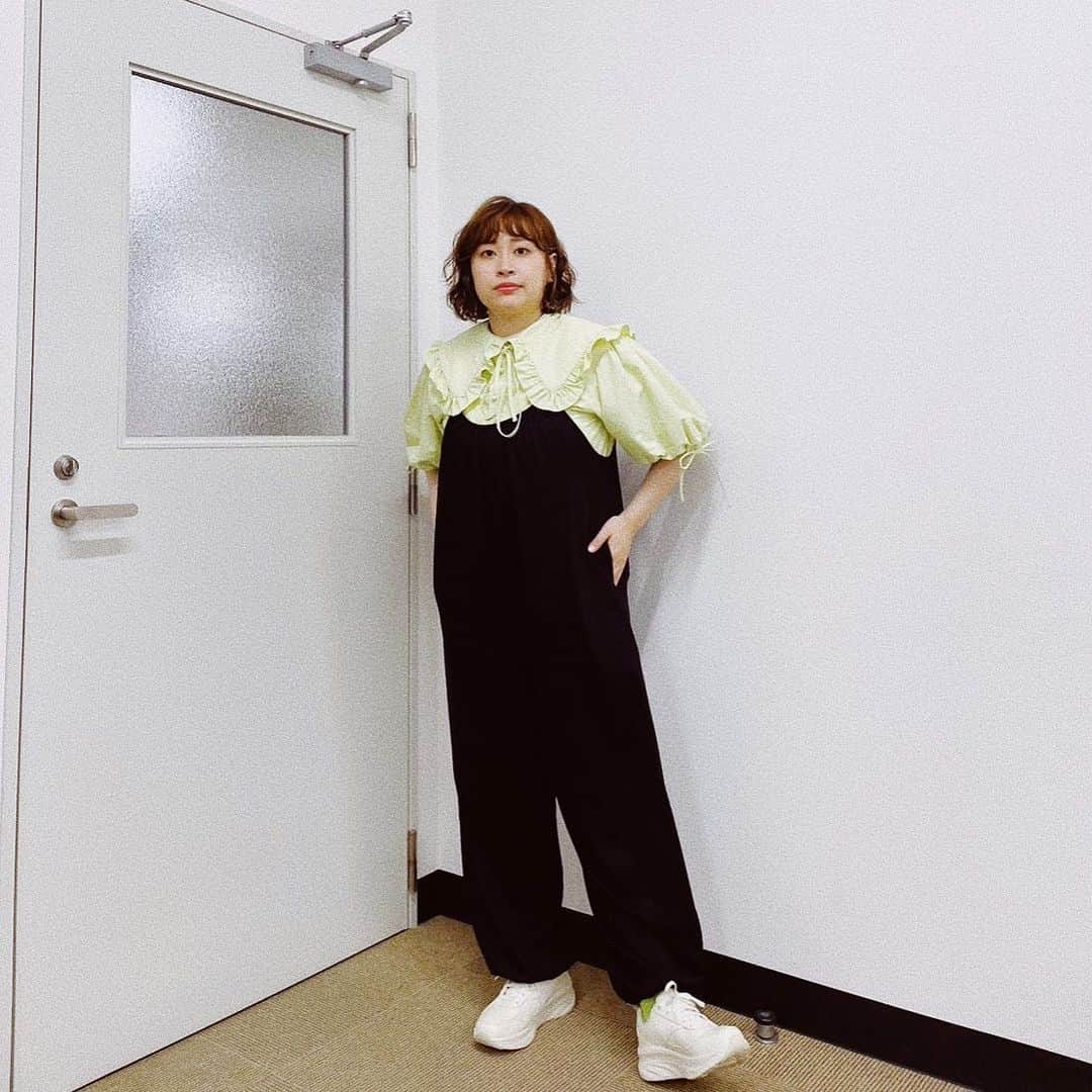 丸山礼のインスタグラム：「@o0u_official 🥰ブラウスとサロペ👐🏻 ありがとうございました🍊」