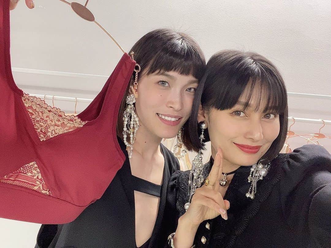 佐藤乃莉のインスタグラム：「沢山の方達が 来てくれました😭✨✨✨  本当にありがとうございます！  そして佐藤もオススメ イチちゃんの作った 機能性と着心地を兼ね備えた アンダーウェアも大人気！🌹  #初#展示会#感謝#Happy」