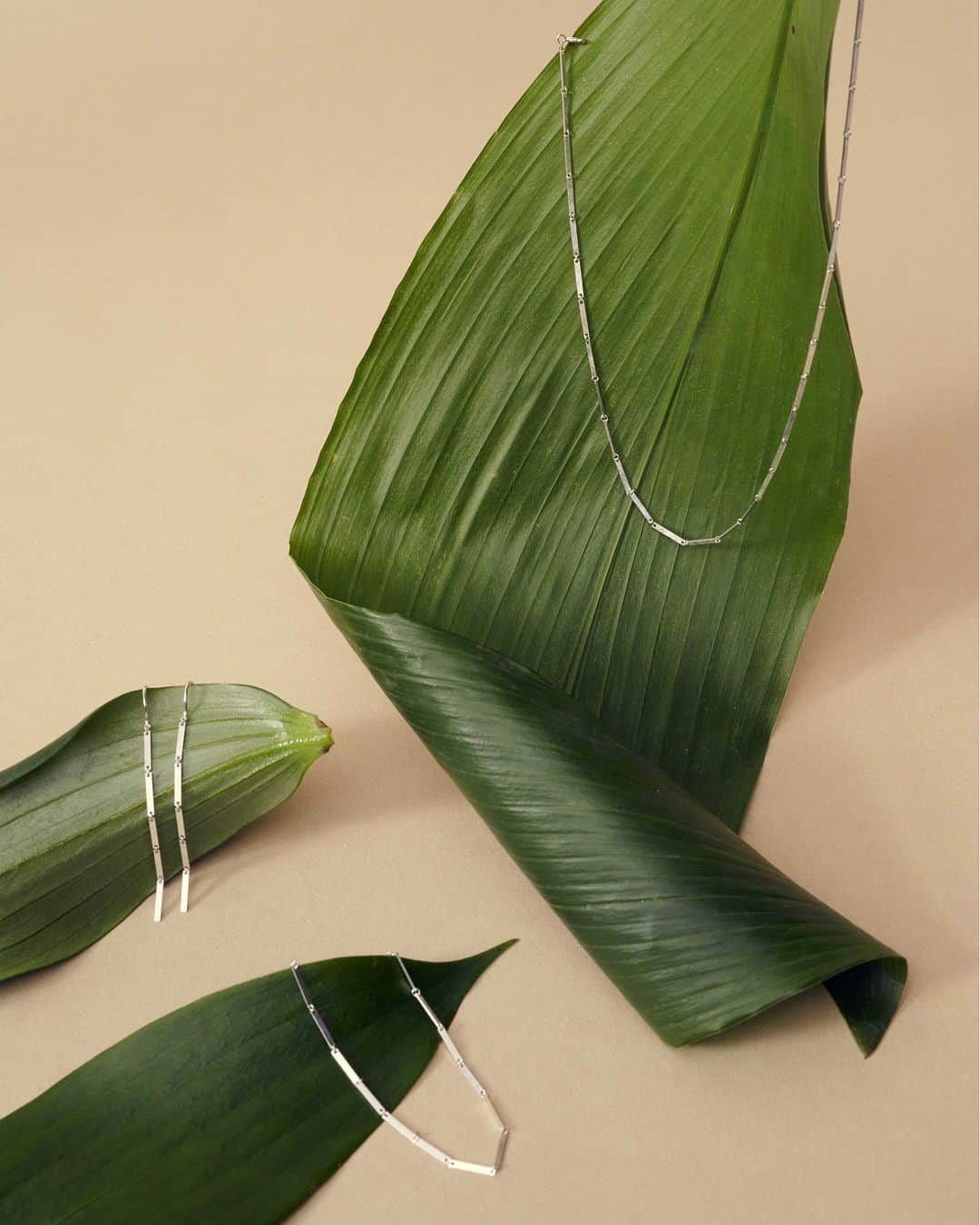 MARIHA Official Instagramさんのインスタグラム写真 - (MARIHA Official InstagramInstagram)「. ６月７日（水）、待望の新作ジュエリー「Golden Bamboo」／「Bamboo」が発売されます。  古来より強さ、生命力の象徴として崇められてきた「竹」。新シリーズ「Golden Bamboo」／「Bamboo」は、しなやかで美しいゴールドプレートを幸運モチーフの竹に見立て、デザインされたジュエリーコレクション。アイテムにはピアス、ネックレス、そしてブレスレットがラインナップしています。  真っ直ぐに生える竹の姿のように、現代を力強くしなやかに生きるすべての方々のお守りジュエリーとして、肌身離さず身につけていただきたい新作コレクションです。  Golden Bamboo <6/7発売> 素材：K18YG ピアス：63,800円～105,600円 ネックレス：　209,000円 / 247,500円 ブレスレット：94,600円 / 105,600円 販売店舗：伊勢丹新宿店本館1階 / 阪急うめだ本店 / MARIHA Official Online Boutique 他  Bamboo <6/7発売> 素材：SV925 ピアス：24,200 円～44,000 円  ネックレス：92,400 円 / 104,500 円 ブレスレット：41,800 円 / 47,300 円  販売店舗：伊勢丹新宿店本館 2 階アーバンクローゼット / MARIHA Official Online Boutique他  #mariha #marihajewelry #マリハ #新作ジュエリー #mariha伊勢丹新宿店 #mariha阪急うめだ本店」6月1日 11時45分 - mariha_official