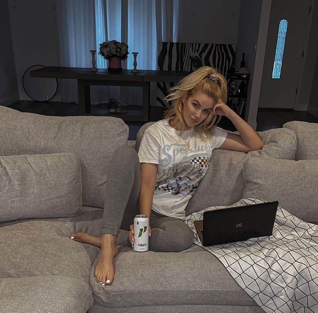 ジェサ・ヒントンのインスタグラム：「Waiting for my dining room chairs & new spin bike to be delivered while watching the season finale of Ted Lasso.  It’s been one of my favorite series and sad for it to be done. New show recommendations please and thank you :)   @1stphorm has been a life savor today on my 3 hours of sleep since my alarm started to freak out at 4 am 😴😴」