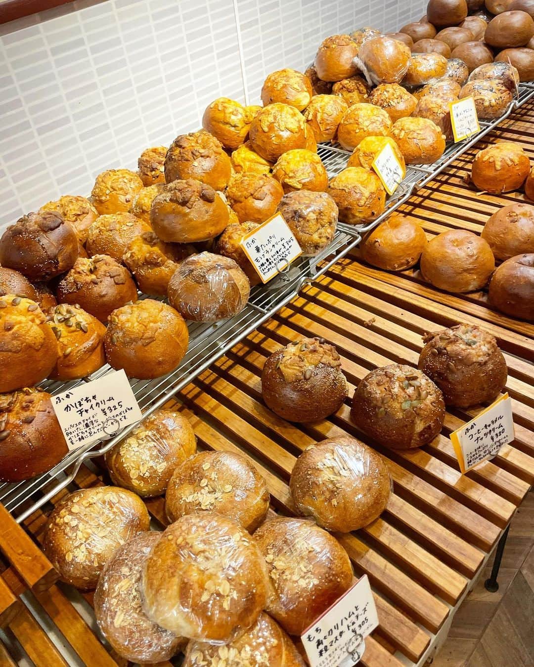 田中麻衣のインスタグラム：「なんだか、ふと、ベーグルが食べたくなって。10年前くらいかな？昔よく買いに行っていたテコナベーグルワークスへ。  その昔。 ベーグルにハマっていた時期があり、本当毎日のように食べていました。  行列にびっくり。 こんなに並ぶんですね・・・！  30種類以上のベーグルが並んでいます。 クランベリーミルクなどの甘い系から明太子バターなどのしょっぱい系まで。 どれを買うか迷ってしまいます。  わたしは、結局プレーンが一番好きです。 プレーンに、レタスだったりたまごだったり色々挟んでいただくのが好き🥯  夫も子どもたちもベーグル食べないので(子どもたちはやわらかいパンの方が好きみたいです。)我が家ではわたしだけですが... 今日はなにを挟もうかなぁと何気に毎朝の楽しみになっています。  #テコナベーグルワークス」