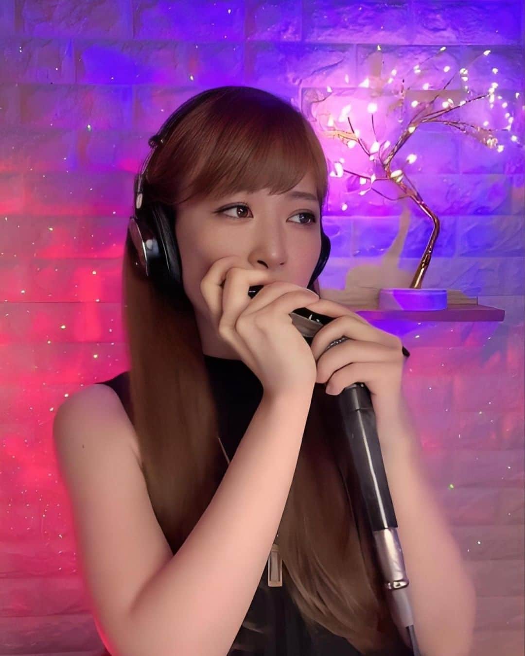 のインスタグラム：「昨夜のTikTok公式イベント「ONE MUSIC」ご視聴いただき、フォロー&タップ&応援して頂いた皆さん、本当にありがとうございました😊  20分という短い時間ではありましたが、総視聴数1万5000人、タップ数は25万回を超えました。新規のフォロワーさんも増え、TikTokすごい！！  #tiktok #公式イベント #onemusic  #クロマチックハーモニカ #ハーモニカ #南里沙 #chromaticharmonica #harmonica」