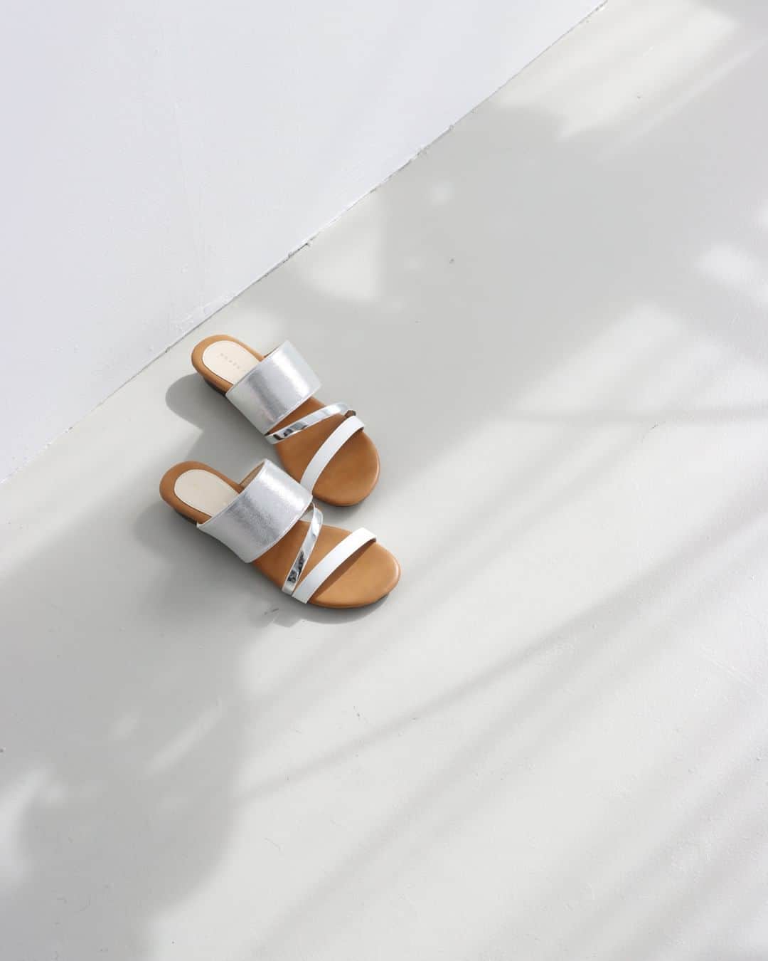 のインスタグラム：「.  Feel the blossom 2023SUMMER🌼  トリプルベルトハーフウエッジサンダル 210-10360 / 6,930yen  ―　―　―　―　―　―　―　―　―　―　―　―　―　  詳細は　@jellybeans_shoes プロフィールURLよりご覧ください。  #jellybeans #jellybeans_shoes #ジェリービーンズ #2023ss #spring #summer #fashion #mules #pumps #boots #春夏コーデ #足元コーデ #きれいめコーデ #大人かわいい #大人カジュアル #フェミニンテイスト #フェミニンコーデ #フラワーデザイン #シアー #ミュール #パンプス #ブーツ #サンダル #サンダルコーデ」