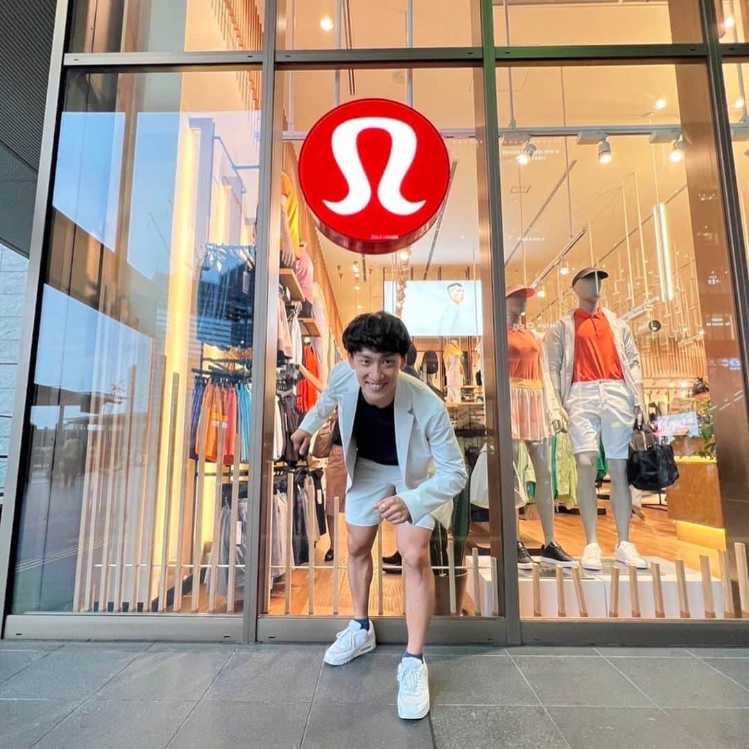 渡邊啓太さんのインスタグラム写真 - (渡邊啓太Instagram)「Big surprise🍋⛸  ———  I became a lululemon ambassador!!!:) Thank you @lululemon ☺️  ———  ビックサプライズ!!!! lululemon Ambassadorに選んでいただきました!!!  ----------  lululemonはカルチャーを とても大切にしています。  スポーツウェアをただ販売するだけでなく  “繋がりを大切に”  “一緒に汗をかく”  “共に成長していく”  この三つを大切にしています。  ----------  『お互いを尊重しあうコミュニティのなかで繋がっていく』  そんなブランドだと感じて、 familyの一員になれたことがすごく幸せです😌🕊️  ----------  -夢・目標- ミラノオリンピックで金メダル 日本の5000人以上の会場で熱狂し合う 全国の子どもたちの満足いく練習環境を整える 沢山の機会を創出できる人になる  ----------  目標に向けて共に歩んでくれる lululemon familyに感謝です😌  すでにたくさんのご縁や繋がり 成長の場を頂いてますが、 未来へのワクワクとドキドキがあります☺︎  ----------  アスリートとしての時間も大切に より一層努力していきます✊  Let’s sweat life!!!!!  ---------- #lululemon #lululemonjp #lululemonambassador #ambassador #thesweatlife #一日一汗#ルルレモン #フィットネス #トレーニング #ランニング #ヨガ #ウェルビーイング #大阪ルクア #大阪 #日本 #アジア #ショートトラック #shorttrack #쇼트트랙 #短道速滑 #アスリート #スケート #スケート選手 #感謝 #ありがとう #ご縁 #繋がり #共に成長 #顔晴ろう」6月1日 12時00分 - kwatanabe18