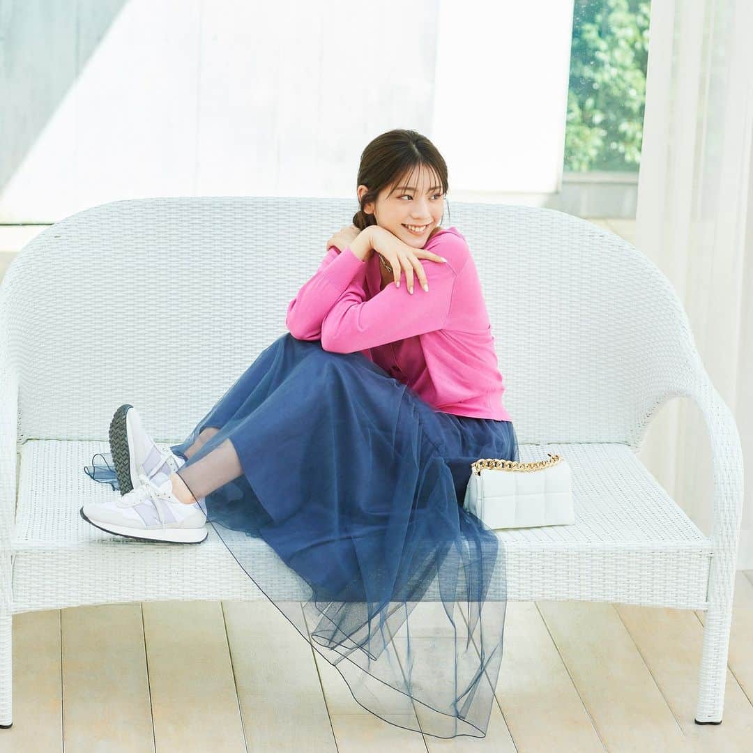NATURAL BEAUTY BASICのインスタグラム：「貴島明日香さんが素敵に着こなしてくださった 初夏の新作webカタログ、第2弾が大好評公開中♡  ■ボクシーシアーカーディガン ¥6,930 tax in size:FR color:トープ/オフベージュ/ピンク/ブルー #0173175550  ■チュールティアードスカート ¥10,450 tax in size:S/M/PS color:クロ/グレージュ/スティールブルー #0173220640  ---------------------------  Relaxy lady Feat.Asuka Kijima  貴島明日香さんが凛と着こなすサマーコレクションをお届け。 ホルターネックのロングドレスに、Ｖネックのジャンスカ、 ボクシーシルエットのカラーカーデetc.  これからの季節にぴったりな リラックスムードのフェミニン服が出揃いました。  詳しくは @naturalbeautybasic_official プロフィールのURLより webカタログをチェック♪  #貴島明日香 さん #シアーカーデ #チュールティアードスカート #チュールスカート #カラーカーデ #夏コーデ #お出かけコーデ #オフィスコーデ #オフィスカジュアル #通勤コーデ #大人可愛い #カラーコーデ  #着回しコーデ #きれいめカジュアル  #ベーシックコーデ #ベーシック #ナチュラルコーデ #トレンドスタイル #シンプルコーデ #ナチュラルビューティーベーシック #naturalbeautybasic」