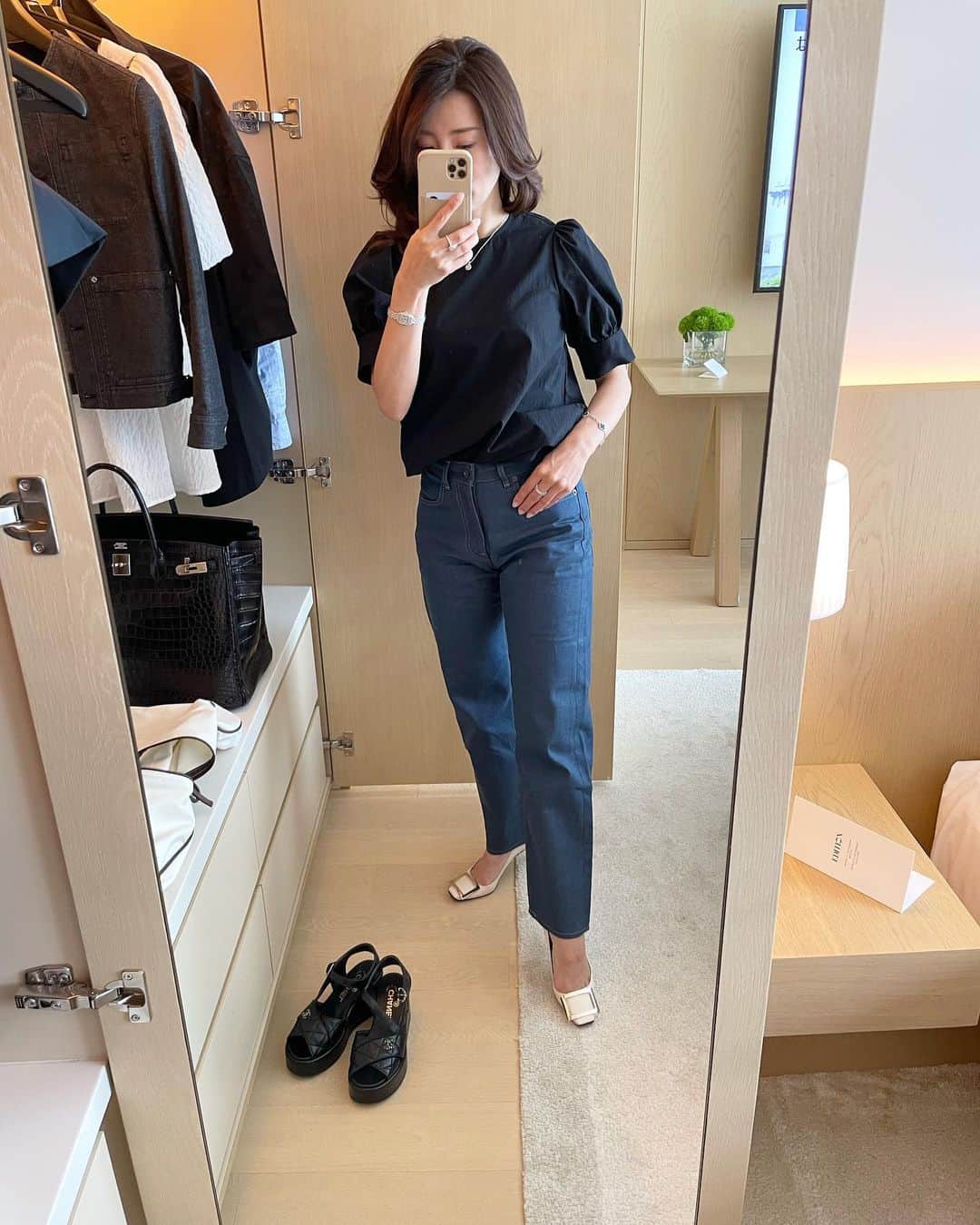 川村ひかるさんのインスタグラム写真 - (川村ひかるInstagram)「❤︎  @st.rooney のキレイめデニム👖  ハリのある素材がお出かけコーデにもピッタリ 発売当時から気になっていた👖なの。。 カラーもカジュアルすぎないから合わせやすくて好き❣️  #150cmコーデ  #sサイズ  #小さめデニム  #小柄さんコーデ」6月1日 11時58分 - hikaru.kawamura