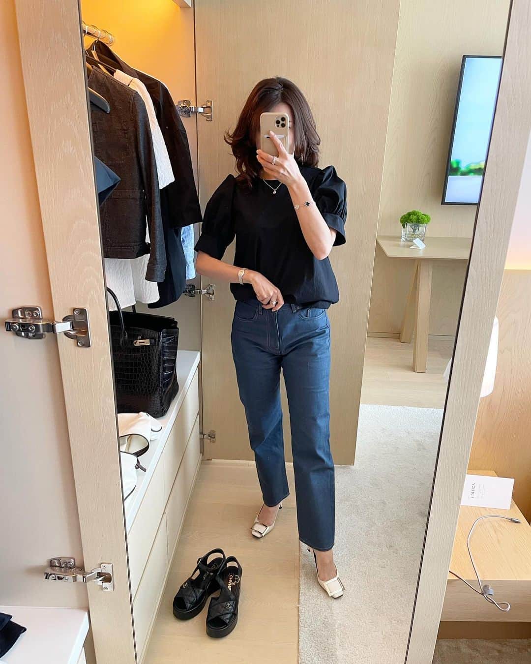 川村ひかるさんのインスタグラム写真 - (川村ひかるInstagram)「❤︎  @st.rooney のキレイめデニム👖  ハリのある素材がお出かけコーデにもピッタリ 発売当時から気になっていた👖なの。。 カラーもカジュアルすぎないから合わせやすくて好き❣️  #150cmコーデ  #sサイズ  #小さめデニム  #小柄さんコーデ」6月1日 11時58分 - hikaru.kawamura