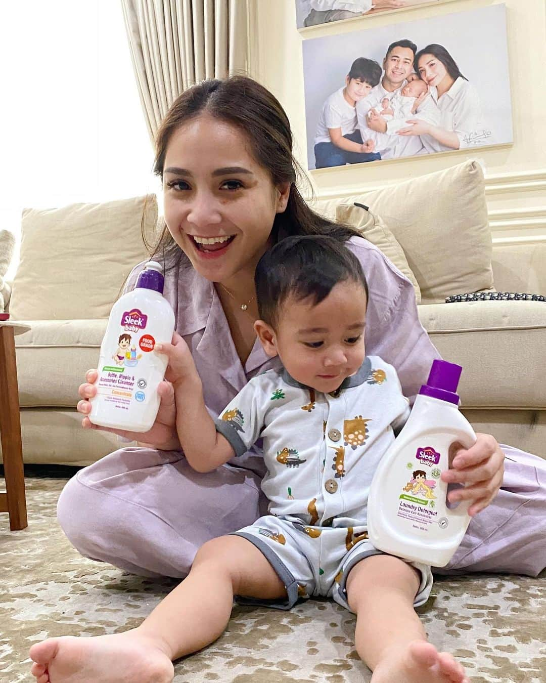 Raffi Ahmadさんのインスタグラム写真 - (Raffi AhmadInstagram)「Guyss, yang di rumahnya pake Sleek Baby Pembersih Botol dan Aksesoris atau Sleek Baby Laundry Detergent, coba drop testinya dong di kolom komeeen... Jgn lupa mention mimin @sleekbaby_id juga ya.    Kalo rame lanjut part 2. 🤣    #TwogetherForOne #1000HariPerlindungan  #BersamaSleekMelindungi #SleekBaby」6月1日 11時59分 - raffinagita1717