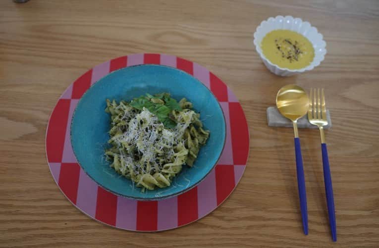 内山理名さんのインスタグラム写真 - (内山理名Instagram)「Pasta al pesto genovese 🏖️  カラフルなテーブルが気分。母のお手製バジルソースにショートパスタのフジローニで簡単ランチ。 マイクロプレインでフワッとチーズを削る瞬間がすきです。  再開された有機栽培の野菜の定期便が今年も始まったので元気な野菜で料理ができるのが嬉しいです。何が入っているか分からないので、箱を開けてからレシピを考えるのが楽しくて❤︎  #pestogenovese」6月1日 11時57分 - rinauchiyama_official