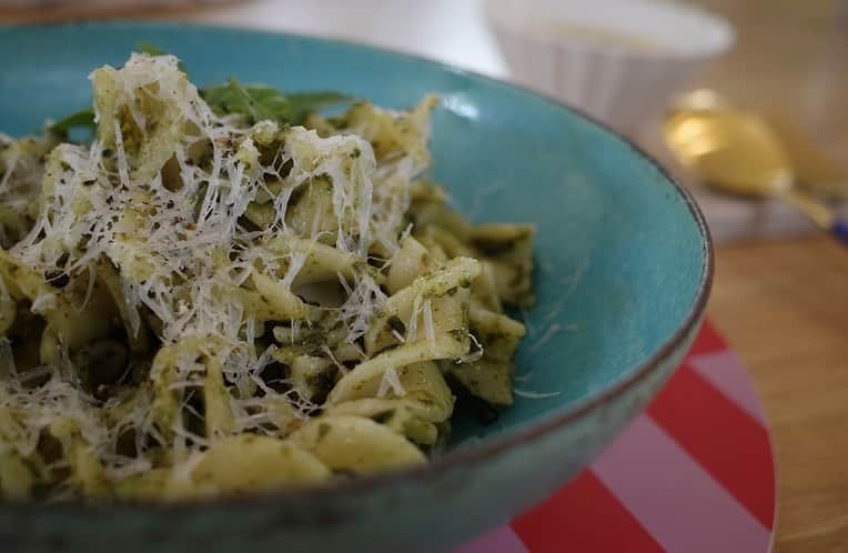 内山理名のインスタグラム：「Pasta al pesto genovese 🏖️  カラフルなテーブルが気分。母のお手製バジルソースにショートパスタのフジローニで簡単ランチ。 マイクロプレインでフワッとチーズを削る瞬間がすきです。  再開された有機栽培の野菜の定期便が今年も始まったので元気な野菜で料理ができるのが嬉しいです。何が入っているか分からないので、箱を開けてからレシピを考えるのが楽しくて❤︎  #pestogenovese」