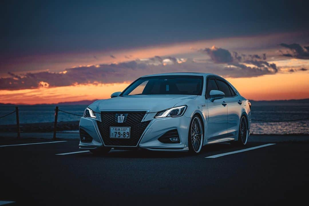 TOYOTAさんのインスタグラム写真 - (TOYOTAInstagram)「📷今日は写真の日📸 夕暮れの穏やかな雰囲気に包まれた素敵な1枚をご紹介いたします！  みんなのトヨタグラム by @yunchan.c  素敵な投稿をありがとうございました。  皆さんの自慢の愛車写真を続々紹介！ #トヨタグラム を付けてぜひ投稿をお願いします。  撮影する際には交通ルールを遵守いただくようお願いいたします。 また、ナンバープレートは隠して撮影することをお勧めします。  #トヨタ #TOYOTA #クラウン #crown #toyotacrown #夕陽 #日の入り #景色 #海 #車のある風景 #愛車撮影 #愛車のある風景 #愛車 #ドライブ #写真の日」6月1日 18時00分 - toyota_jp