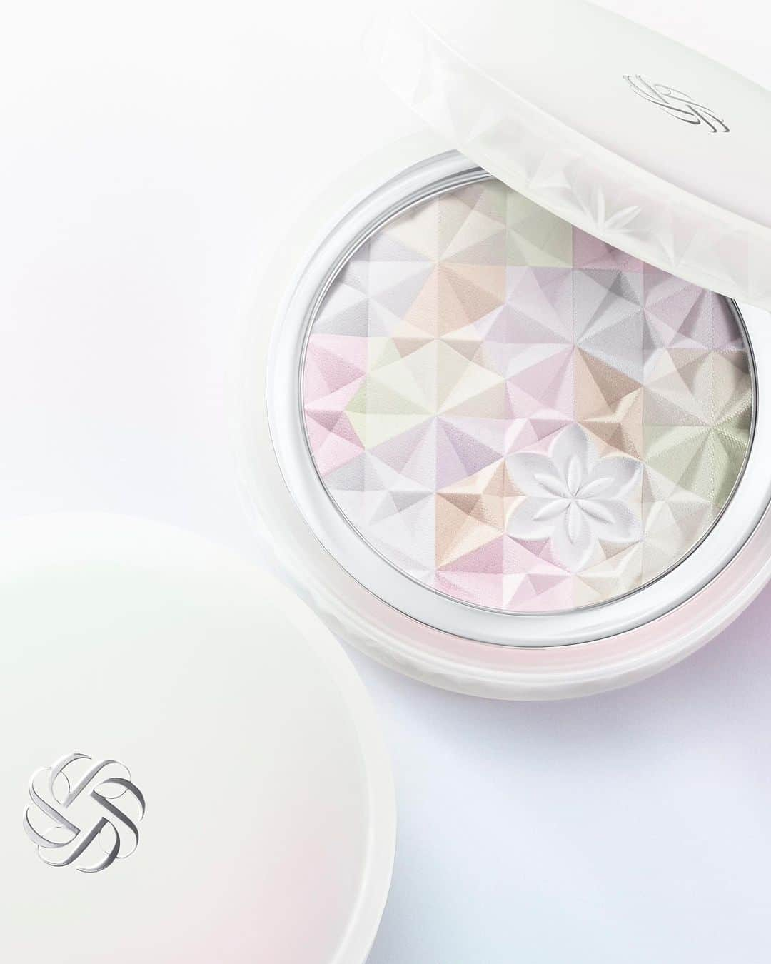 DECORTÉさんのインスタグラム写真 - (DECORTÉInstagram)「Color-correcting face powder brightens your skin. Made from a blend of 6 colors to create a beautiful, natural luster.  透明感・ツヤやかな仕上がりを叶えるフェイスパウダーで、オーラを放つような肌へ。  6色のパウダーがまざり合うことで、透明感・血色感・カバー力・ブライトニング・リフトアップ印象などの多彩なコントロール機能を演出します。  AQ オーラ リフレクター 全3色  #コスメデコルテ #decorte #MyDecorteMoment #フェイスパウダー #AQオーラリフレクター #Aqaurareflecter #オーラパウダー #ベースメイクアップ #メイク崩れ防止 #夏メイク #透明感 #素肌感 #facepowder #makeup #cosmetics #beauty #jbeauty」6月1日 12時04分 - decorte_official