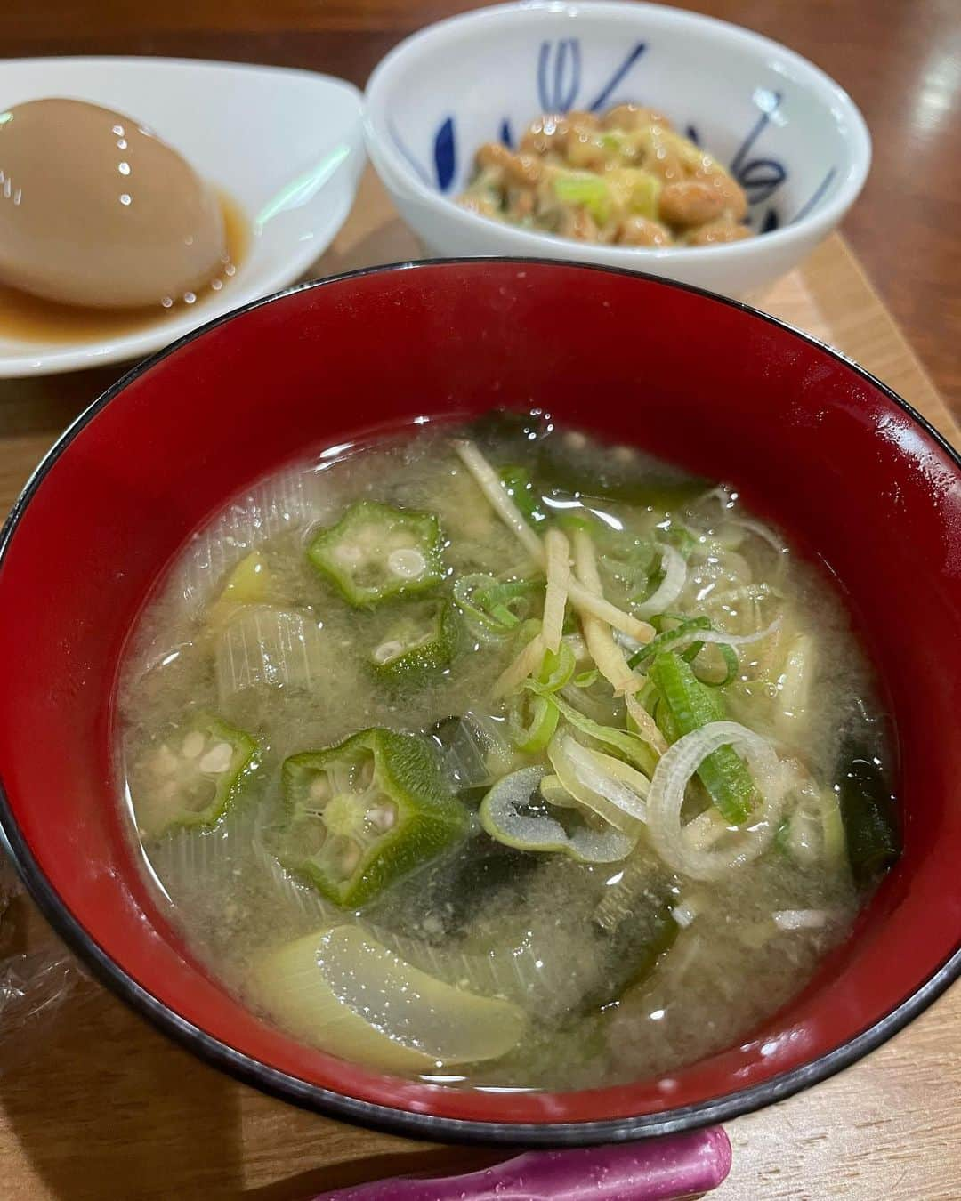 飯島直子さんのインスタグラム写真 - (飯島直子Instagram)「こんにちは^ - ^♪  今朝は雨かとおもいきや くもりです 雨の季節がやってきました 足もとに気をつけて 長靴はいて、長靴。 乗り切りましょう^_^  30.31のへんじすこしです＾＾  31日！54才誕生日おめでとう♪  母80才おめでとう♪いっぱい親孝行してあげてね^ ^  51才誕生日おめでとう♪ 脳動脈瘤、うん、しっかり診察してもらい治療してねᕦ(ò_óˇ)ᕤ  息子35才おめでとう！ 結婚は焦らず…ちゃんと考えてますよ(*´-`)  あゆみ〜ムリしちゃダメだよ！  乳がん抗がん剤治療あと3クール！頑張ったね！仕事も無理せずね^ - ^  モコ〜骨折良くなったかな？ 応援してるよ♪  姉！手術治療終了！良かった♡  「平常心」「平常心」♪ 休んでもゆっくり進んでも 大丈夫だよ( ´ ▽ ` )  G！！わたしはコンバットです！  kaikai〜カイカイ^ ^  ちびまるこヘアかわいいよ(^_-)  夫！再就職初出勤！ まーちゃんファイトᕦ(ò_óˇ)ᕤ  tncreありがとう♡  50才おめでとう♪絶賛更年期！ わたしもぼちぼち戦ってるよ^ - ^  鎌倉パスタ！はい！昨日の パスタは鎌倉パスタです^ ^  そろそろアホ毛祭り… はい、梅雨はアホ毛全開 クルクル注意報です  今朝のごはんは昨日野暮用先でいただいた数々  おにぎり(雑穀米たぶん)  煮卵  ダイコンの甘酢(柚子香る)  大粒納豆  味噌汁(ワカメ、オクラ、ネギ、自作)  連日愛産物で胸いっぱいお腹いっぱいです(*´-`) 感謝感謝です  今日から６月です はやいですね  ほどほどにがんばっていこう ╰(*´︶`*)╯♡」6月1日 12時06分 - naoko_iijima_705_official