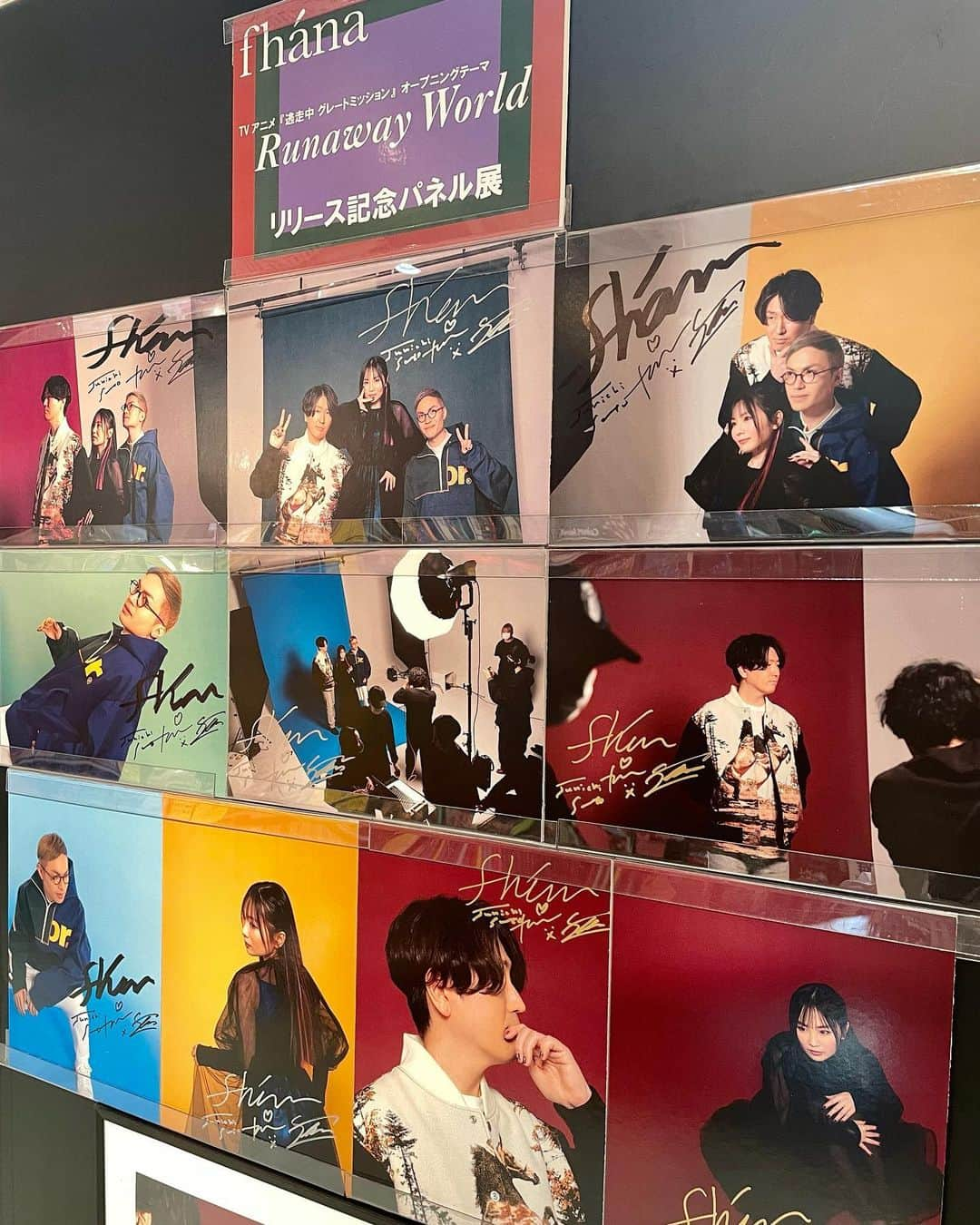 towanaさんのインスタグラム写真 - (towanaInstagram)「5月31日新曲リリース当日は販売店様にお邪魔してきました🏃‍♂️🏃‍♀️🏃🔥  💿SHIBUYA TSUTAYAさま 💿タワーレコード渋谷店さま 💿アニメイト池袋本店さま  パネル展開催中の3店舗へ🖼️（6月5日月曜まで！パネル展についてはひとつ前のpostをチェック✍️）  サインやメッセージを残してきたので是非見つけてみてね。売場のPOPにもたっぷり落書きをさせてもらいました🎨 10枚目の描き込みよう、是非店頭で隈なく見てきてほしい！ #RunawayWorld #fhána」6月1日 12時06分 - towana