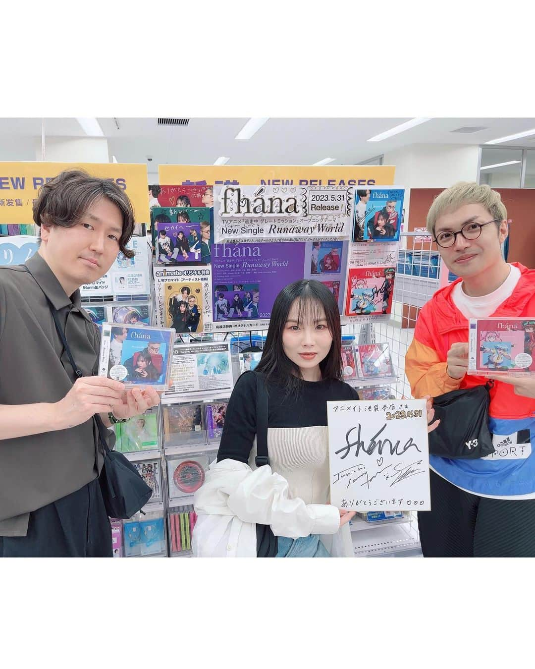 towanaさんのインスタグラム写真 - (towanaInstagram)「5月31日新曲リリース当日は販売店様にお邪魔してきました🏃‍♂️🏃‍♀️🏃🔥  💿SHIBUYA TSUTAYAさま 💿タワーレコード渋谷店さま 💿アニメイト池袋本店さま  パネル展開催中の3店舗へ🖼️（6月5日月曜まで！パネル展についてはひとつ前のpostをチェック✍️）  サインやメッセージを残してきたので是非見つけてみてね。売場のPOPにもたっぷり落書きをさせてもらいました🎨 10枚目の描き込みよう、是非店頭で隈なく見てきてほしい！ #RunawayWorld #fhána」6月1日 12時06分 - towana