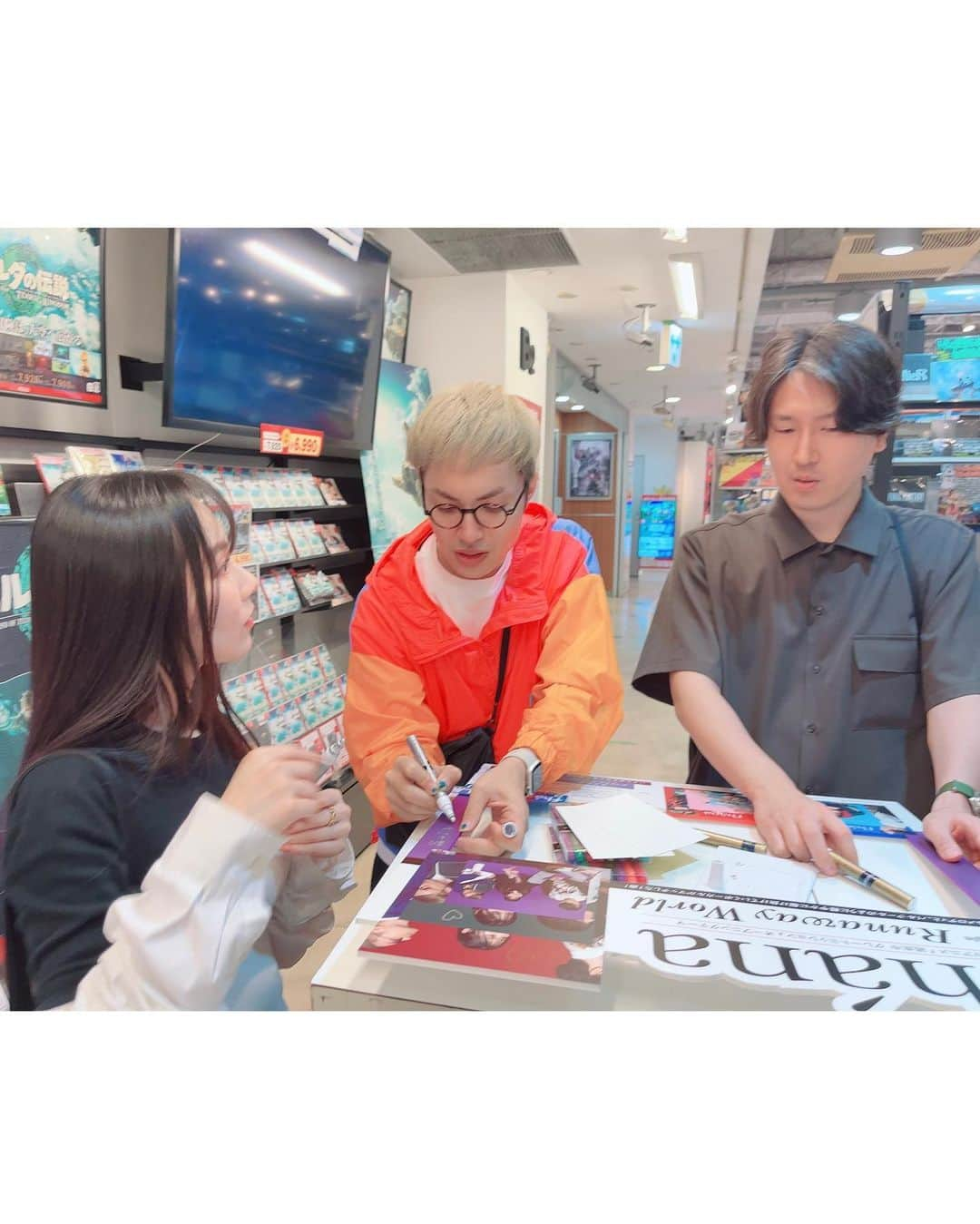 towanaさんのインスタグラム写真 - (towanaInstagram)「5月31日新曲リリース当日は販売店様にお邪魔してきました🏃‍♂️🏃‍♀️🏃🔥  💿SHIBUYA TSUTAYAさま 💿タワーレコード渋谷店さま 💿アニメイト池袋本店さま  パネル展開催中の3店舗へ🖼️（6月5日月曜まで！パネル展についてはひとつ前のpostをチェック✍️）  サインやメッセージを残してきたので是非見つけてみてね。売場のPOPにもたっぷり落書きをさせてもらいました🎨 10枚目の描き込みよう、是非店頭で隈なく見てきてほしい！ #RunawayWorld #fhána」6月1日 12時06分 - towana