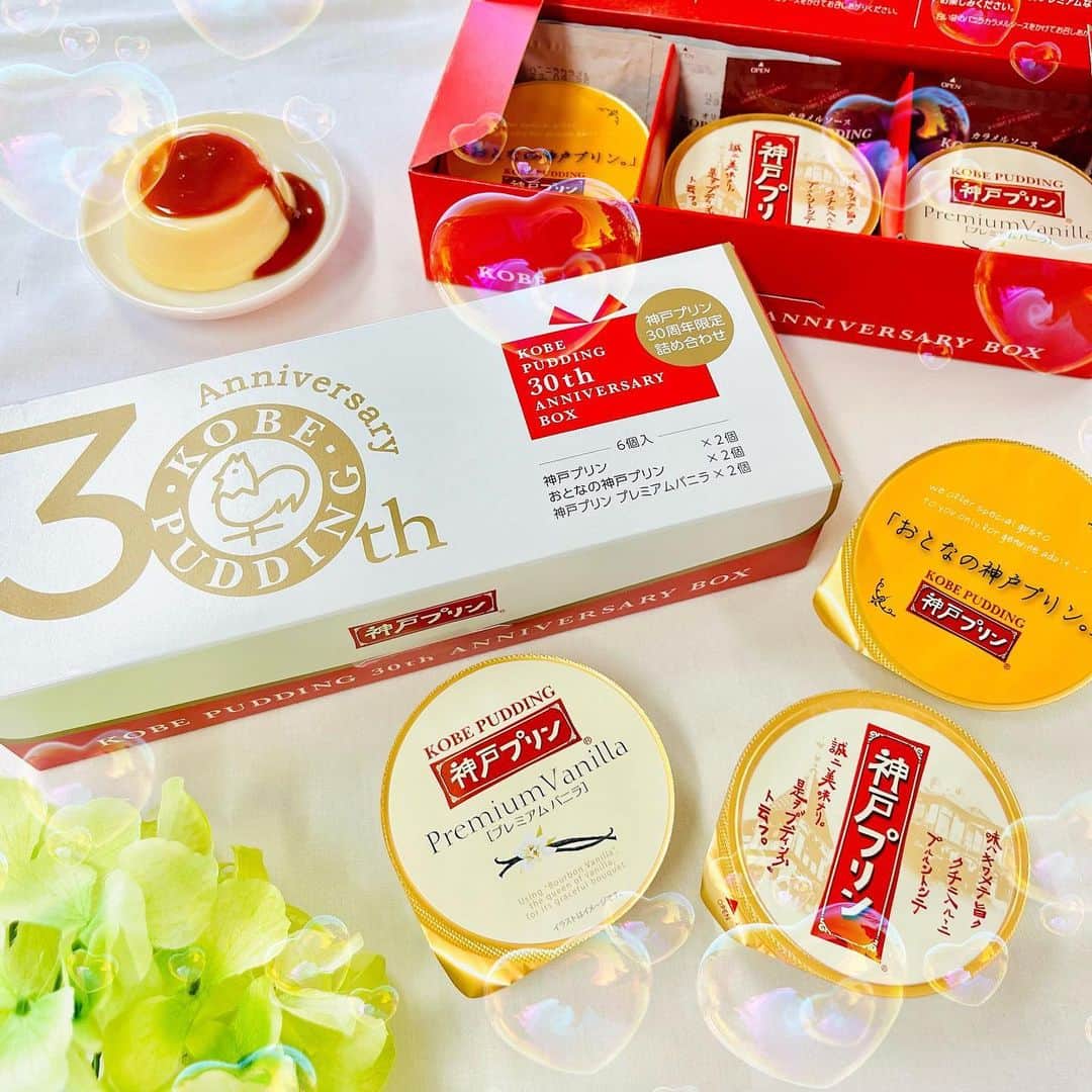 トーラク株式会社のインスタグラム：「. ˖✧⋆˖ おかげさまで、神戸プリン30周年 ˖⋆✧˖  30周年にちなんだ“３重（３種類）のおいしさ”が楽しめる、限定の詰め合わせを販売中♥  ❶ 30年間変わらぬおいしさの「神戸プリン」 ❷ 神戸プリン発売20周年記念商品として誕生した、洋酒香る大人の味わいの「おとなの神戸プリン」 ❸ 香り豊かでなめらかな口どけが贅沢な「神戸プリン プレミアムバニラ」  「おとなの神戸プリン」は、お土産売場での販売は終了しているので、ファンは必見です！ ３種類の神戸プリンの食べ比べ、楽しんでくださいね♪  ˖⋆✧˖˖⋆✧˖ 神戸プリン30周年特設サイト、公開中☝ 特別企画のキャンペーンや記念商品の情報を随時発信していますので、チェックしてくださいね♪ ˖✧⋆˖˖✧⋆˖  「神戸プリン30周年限定詰め合わせ 6個入」  #トーラク　#神戸プリン　#おかげさまで　#神戸プリン30周年　#KOBEPUDDING　#神戸土産　#神戸観光　#神戸スイーツ　#プリン　#カスタードプリン　#プリン好き　#プリン部　#プリンスタグラム　#プリン好きな人と繋がりたい　#おうちカフェ　#おうちおやつ　#おうちcafé　#おうちスイーツ　#今日のおやつ　#本日のおやつ　#本日のデザート　#休日の過ごし方　#休日の楽しみ　#30周年　#30歳　#周年イベント　#周年記念　#特別企画　#限定商品　#詰め合わせ」