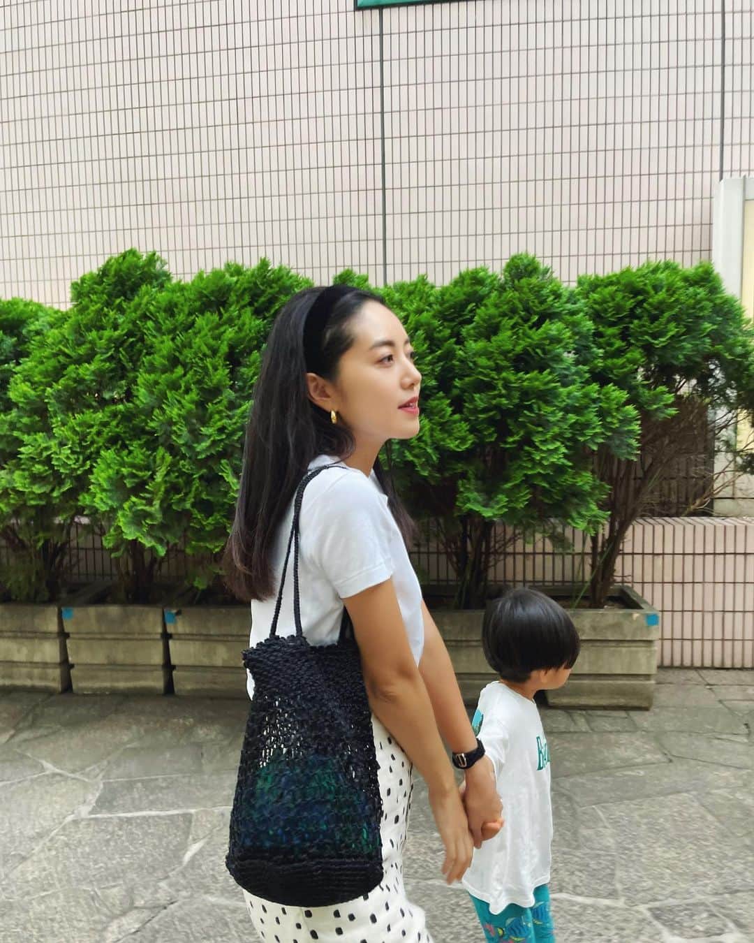 のインスタグラム：「もう庭化している水族館🐠 新入りの魚や、いなくなった魚まで把握してる私たち。  @pasand_by_nequittezpas のカゴ使いやすい🖤  #親子 #男の子ママ #水族館」
