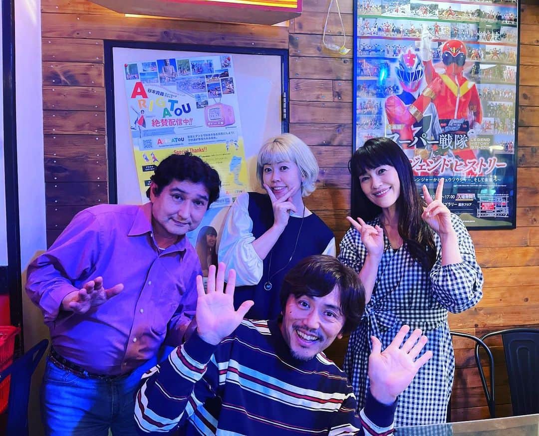 のインスタグラム：「先日の #レッツゴー歌謡天国 ライブにお越しくださった #信達谷圭さん のお店、大岡山の #7sBAR へコウノさんと五條さんと一緒に行ってきました🍸  ファイブブルー🟦と メロンのシュワシュワ🍈  ノンアルコールですが酔えましたw ライブの感想等も伺えて楽しかった😊 しんさんありがとうございました♪  駅前で行きやすい！ ブルーも最高そして、メロン好きにはメロンも、めちゃうまです🍈  レッツゴー歌謡天国 #続レッツゴー歌謡天国　#コウノイチロウ #五條真由美 #うちやえゆか」