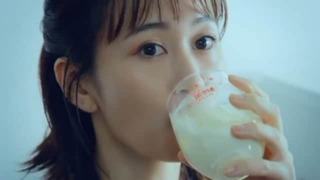 前田敦子のインスタグラム：「.  タマノイ酢！  新しい動画も完成しました👏  この日は撮影で ハチミツ黒酢ダイエットを2リットル近く飲みました笑 大好きだからいくらでも！  牛乳割り、豆乳割り 美味しいよ！！ 無調製豆乳で割るとトロトロになってデザートみたいになるよ 自分のお気に入り探してみてね🍎  #はちみつ黒酢ダイエット #お酢グビグビの会 #タマノイ酢」