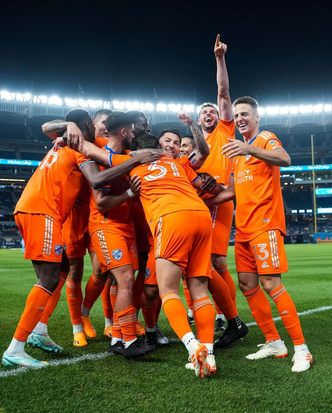 サンティアゴ・アリアスのインスタグラム：「Vamos equipo!!! 🟠🔵 @fccincinnati más unidos que nunca!! ➕3️⃣」