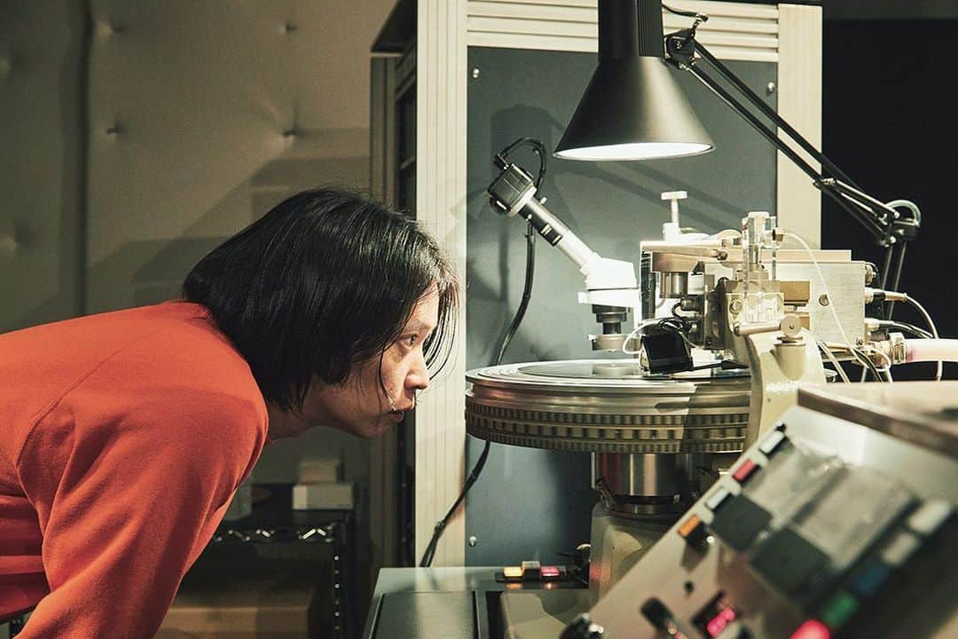 のインスタグラム：「ミュージシャンの夏目知幸さんが新しく作ったレコードが、どうやら“普通のレコード”ではないらしい。そんな噂を聞きつけて、やって来たのは初台にスタジオを構えるアナログレコードプレスの『WOLFPACK JAPAN』。夏目さんが見せてくれた「ダブ・プレート」なる代物の歴史を辿ると、なんと50年代のジャマイカとレゲエカルチャーに行き着いた。詳しくは発売中の特集「レコードと時計」で！  #popeyemagazine #レコードと時計」