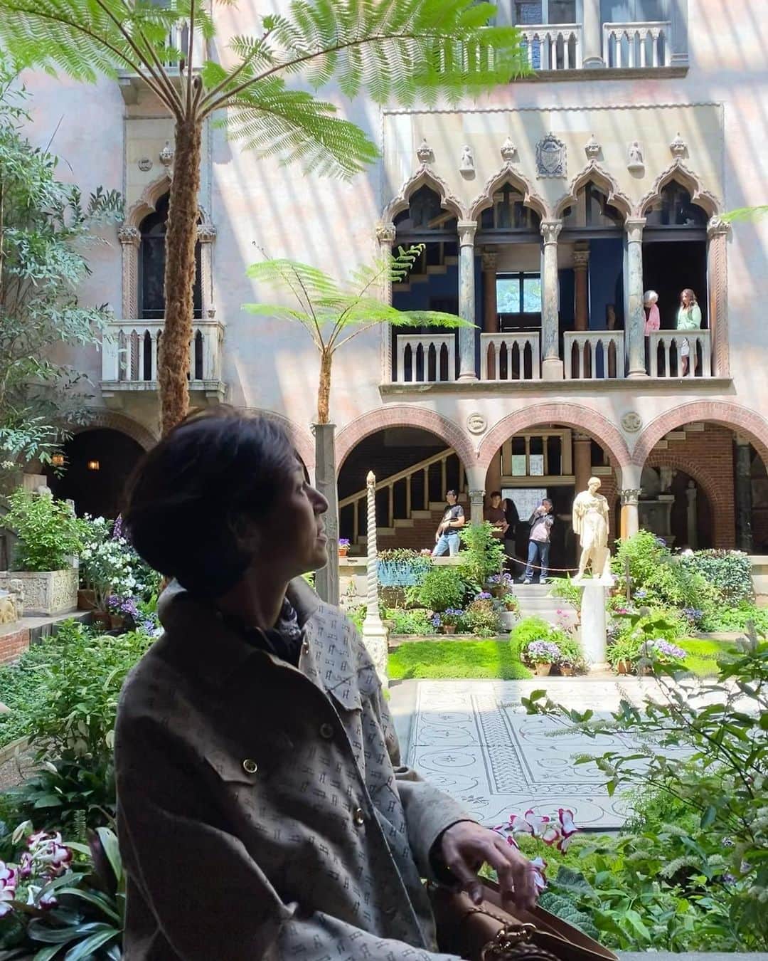 鈴木保奈美さんのインスタグラム写真 - (鈴木保奈美Instagram)「大好きなカフェと美術館で、暮らし方のヒントをもらったり。ボストン快晴だけど寒かった。  @gardnermuseum  @tattebakery」6月1日 12時31分 - honamisuzukiofficial