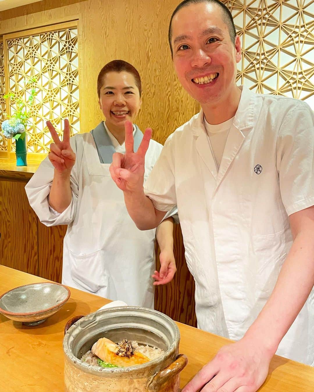 乾雅人のインスタグラム：「日本料理 四四A2@恵比寿 琴瑟相和、鴛鴦之契… このご夫婦が醸し出す温かさ、ご主人の実直さが表れた料理、 毎回「来て良かった」と思う。 写真二枚目の満杯の毛蟹が潜む海苔の饅頭…100個食べたい 笑 ありがとうございました。 @yoshiatsu44a2」