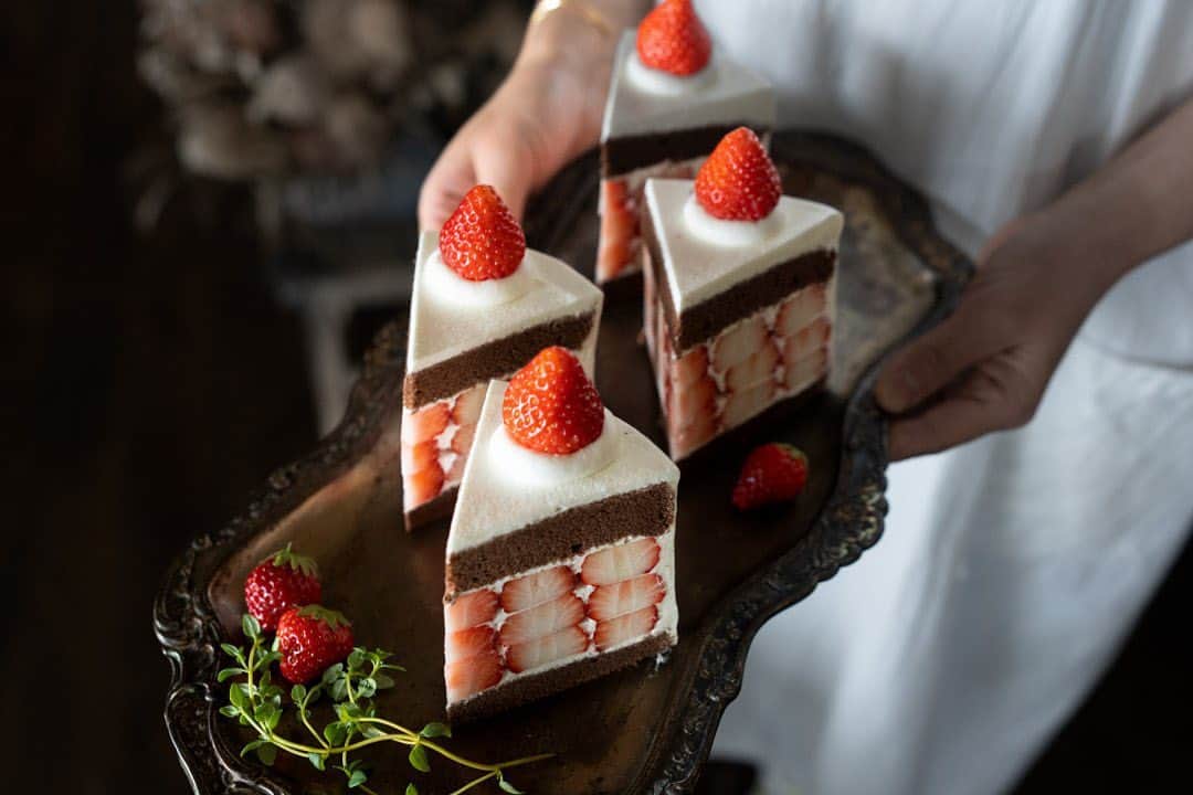 ノカフェのインスタグラム：「いちごを何層も重ねたショコラケーキ 今年はまだいちご入荷あり今週はご用意出来そうです！ 入荷次第で今季終了となります。 よろしくおねがいいたします。  ◎今週の手作りデザート◎ ⚪︎いちごを何層も重ねたショコラケーキ ⚪︎まるっとメロン ⚪︎いちごのショートケーキ~とろーりﾁｮｺﾚｰﾄかけ~ ⚪︎いちごのミルクレープ ⚪︎2層のチーズ好きのチーズケーキ ⚪︎ガトーショコラ  他にもデザート、ドリンクご用意しております。 メニュー全て数量限定のため無くなり次第終了となります。 予めご了承ください。  よろしくおねがいいたします。」