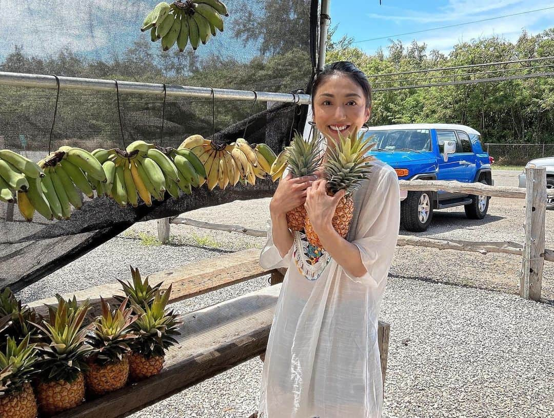 中川愛海さんのインスタグラム写真 - (中川愛海Instagram)「2023年Hawaii🌺は私にとって一生に残る日々だなと感じました！ 今回3年ぶりのHawaii 母の還暦祝いに連れて行きたく貯金をしていた私！コロナ禍で3年越しにはなったけど連れて行けよかった！ 親子2人でHawaiiは中々できないので貴重な時間。 私にとって母は偉大な存在で…芸能を始めたきっかけも母が昔アイドルになりたかったから😊子供が良い成績を取ってお母さんに褒められたいという気持ちと同じ感覚で目指し、運良く2021年ミスマガジン2001年という冠を👑いただき芸能生活を若い頃に経験！すごく貴重な経験。 16歳で今しかないと高校を中退し上京しよかったし、 その時お世話になった社長や周りの方々には未だに感謝しかないです！ 一度病気をしてしまい20歳で芸能を辞めましたが、辛い時期も経てNY留学、ある偉大なお方のおかげで一生に一度しか味わえないであろう、社会経験もさせていただきました。 今では私の人生にとってのターニングポイントであり宝物でありある意味財産です。 その後芸能に戻らせていただくきっかけがあり今ではのびのびと自分らしく活動をさせていただいてます。感謝。 そんな中新たな目標ができ くるりをオープン！最初は必死で周りのみんなに助けられた！中でもトライアスロンメンバーが私の支えにいました！ 初めてホノルルトライアスロンを見に行った際も家族旅行(当時は家族経営だから家族旅行)で訪れ１０代で夢を見た家族をHawaiiへを達成！ 今回はホノルルトライアスロンも応援できすごく刺激と緊張感をいただきました！ トライアスロンやマラソンなどはすごい大会だと思う！ いつもながらたくさんの出会いもありHawaiiというPowerをいただきSpecialな毎日でした！ ４０代何かを残したいという一部でもある撮影ができたことも良かった😊 たくさんの出会いと人に救われている私の人生！ 今くるりは出会いの場でもあり私自身スタッフやお客様がいるからがんばれる！  ただHawaiiに行く前…私このままで良いのかな?と考え、まさに何年に一度にくる感覚がコロナもあり2.3年ふわっーとずっと続いていた、自分の自信のこと。 うん！と突然入ってきて確信できたのでとにかくその目標に向かって進む！ まずは目の前にあることから整理していきます！  長々となりましたが最後まで読んでくださった方、ありがとうございます。  本当に出会ってくれた皆様ありがとう😊😊 いただいたhappy☘️は次に受け継いでいきます💕 @ami_nakagawa_  @ami_nakagawa_amyuran  #中川愛海 #一日一回カンパイ #アミュラン #hawaii #hawaiilife #hawaii #ハワイ旅行 #ハワイ生活」6月1日 12時37分 - ami_nakagawa_