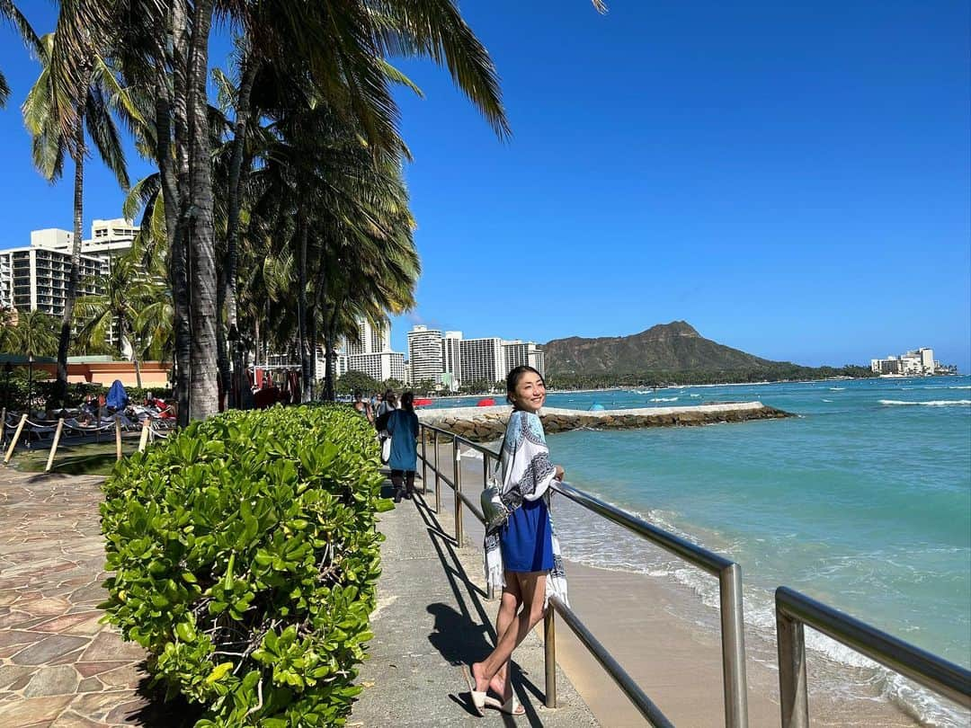 中川愛海さんのインスタグラム写真 - (中川愛海Instagram)「2023年Hawaii🌺は私にとって一生に残る日々だなと感じました！ 今回3年ぶりのHawaii 母の還暦祝いに連れて行きたく貯金をしていた私！コロナ禍で3年越しにはなったけど連れて行けよかった！ 親子2人でHawaiiは中々できないので貴重な時間。 私にとって母は偉大な存在で…芸能を始めたきっかけも母が昔アイドルになりたかったから😊子供が良い成績を取ってお母さんに褒められたいという気持ちと同じ感覚で目指し、運良く2021年ミスマガジン2001年という冠を👑いただき芸能生活を若い頃に経験！すごく貴重な経験。 16歳で今しかないと高校を中退し上京しよかったし、 その時お世話になった社長や周りの方々には未だに感謝しかないです！ 一度病気をしてしまい20歳で芸能を辞めましたが、辛い時期も経てNY留学、ある偉大なお方のおかげで一生に一度しか味わえないであろう、社会経験もさせていただきました。 今では私の人生にとってのターニングポイントであり宝物でありある意味財産です。 その後芸能に戻らせていただくきっかけがあり今ではのびのびと自分らしく活動をさせていただいてます。感謝。 そんな中新たな目標ができ くるりをオープン！最初は必死で周りのみんなに助けられた！中でもトライアスロンメンバーが私の支えにいました！ 初めてホノルルトライアスロンを見に行った際も家族旅行(当時は家族経営だから家族旅行)で訪れ１０代で夢を見た家族をHawaiiへを達成！ 今回はホノルルトライアスロンも応援できすごく刺激と緊張感をいただきました！ トライアスロンやマラソンなどはすごい大会だと思う！ いつもながらたくさんの出会いもありHawaiiというPowerをいただきSpecialな毎日でした！ ４０代何かを残したいという一部でもある撮影ができたことも良かった😊 たくさんの出会いと人に救われている私の人生！ 今くるりは出会いの場でもあり私自身スタッフやお客様がいるからがんばれる！  ただHawaiiに行く前…私このままで良いのかな?と考え、まさに何年に一度にくる感覚がコロナもあり2.3年ふわっーとずっと続いていた、自分の自信のこと。 うん！と突然入ってきて確信できたのでとにかくその目標に向かって進む！ まずは目の前にあることから整理していきます！  長々となりましたが最後まで読んでくださった方、ありがとうございます。  本当に出会ってくれた皆様ありがとう😊😊 いただいたhappy☘️は次に受け継いでいきます💕 @ami_nakagawa_  @ami_nakagawa_amyuran  #中川愛海 #一日一回カンパイ #アミュラン #hawaii #hawaiilife #hawaii #ハワイ旅行 #ハワイ生活」6月1日 12時37分 - ami_nakagawa_