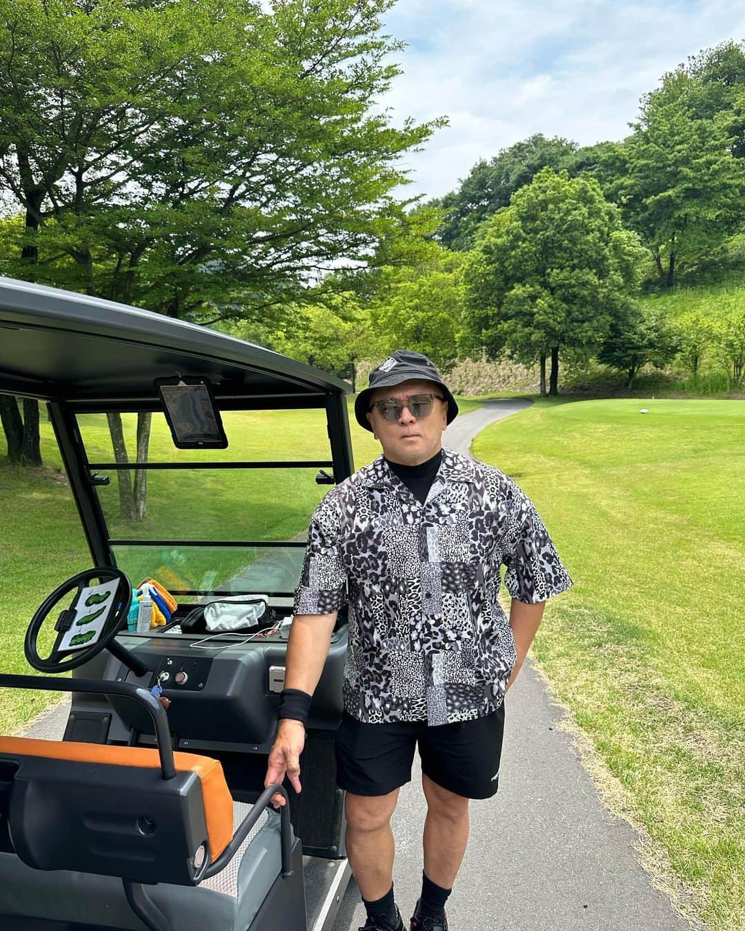 熊谷隆志さんのインスタグラム写真 - (熊谷隆志Instagram)「@briefing_official  の中川社長達と。 @the_club_golf_village  へ。 話題も話題のゴルフ場で、気持ちよくラウンドしました。 今週末発売の、　@renoma_golf_jp  のクレージーレオパード柄のシャツも機能素材でゴルフしやすい。 タイガーの、新しいモデルのナイキも、ゴルフシューズとは思えない斬新な形でしたが、履いてみたらゴルフしやすいしやすい。 群馬にあるこちらのゴルフ場。アクセスも楽でなんら千葉に行くのとあまりかわらない。 これは、また来たいなと思ってしまう、素敵なゴルフ場でした。」6月1日 12時51分 - takashikumagai_official
