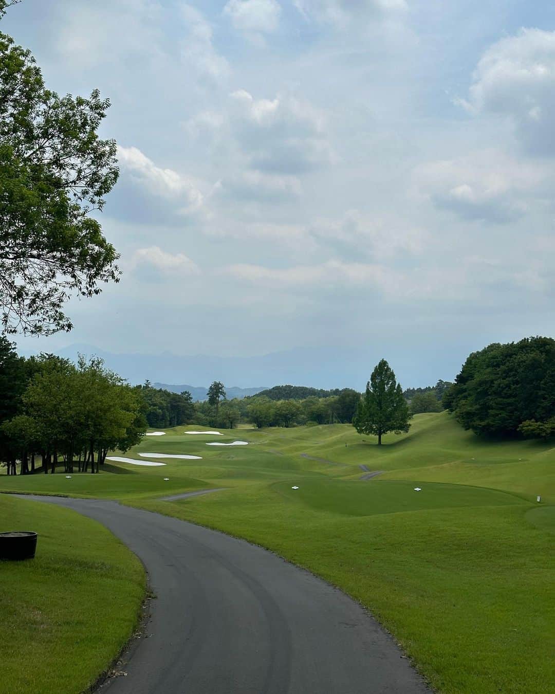 熊谷隆志さんのインスタグラム写真 - (熊谷隆志Instagram)「@briefing_official  の中川社長達と。 @the_club_golf_village  へ。 話題も話題のゴルフ場で、気持ちよくラウンドしました。 今週末発売の、　@renoma_golf_jp  のクレージーレオパード柄のシャツも機能素材でゴルフしやすい。 タイガーの、新しいモデルのナイキも、ゴルフシューズとは思えない斬新な形でしたが、履いてみたらゴルフしやすいしやすい。 群馬にあるこちらのゴルフ場。アクセスも楽でなんら千葉に行くのとあまりかわらない。 これは、また来たいなと思ってしまう、素敵なゴルフ場でした。」6月1日 12時51分 - takashikumagai_official