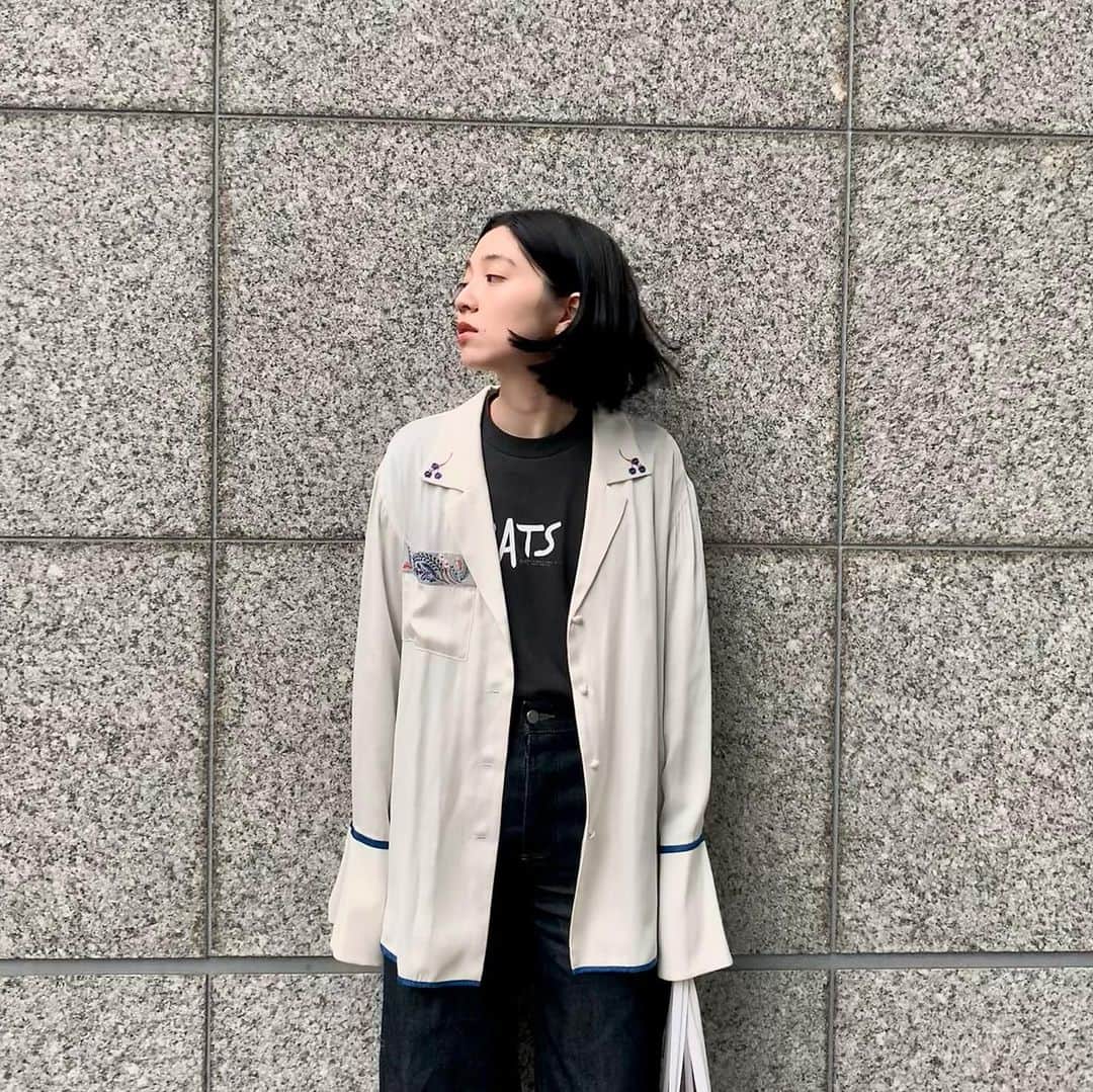 小谷実由のインスタグラム：「最近、ずっと大事にしている服の違う着方を模索したりするのが楽しい。一枚でシックに着ていたものをTシャツと組み合わせてカジュアルダウンしたり、ワンピースにデニムを合わせたりすることが好き。ここぞ！という時に戦いの鎧を纏うようにドキドキしながら着ていたものが、日常でより自分らしく着ることができている気がして、また改めてよろしくね。という言葉をかけたくなる愛おしさがあります。  スーツなどを着る機会はあまりない職業ですが、お仕事の打ち合わせに行く時は自分の中でわかるくらいの、少しだけピシッとした気持ちになる格好がしたい。そんなときに良い緊張感がある服を普段の服にプラスすると良い気持ちのバランスが保てるなと思って、このmameの刺繍シャツをジャケットのように羽織りました🕊️  (2枚目はどうしてもCATSを見せたい気持ちが隠せない人) shirts @mamekurogouchi . Tshirts used.」