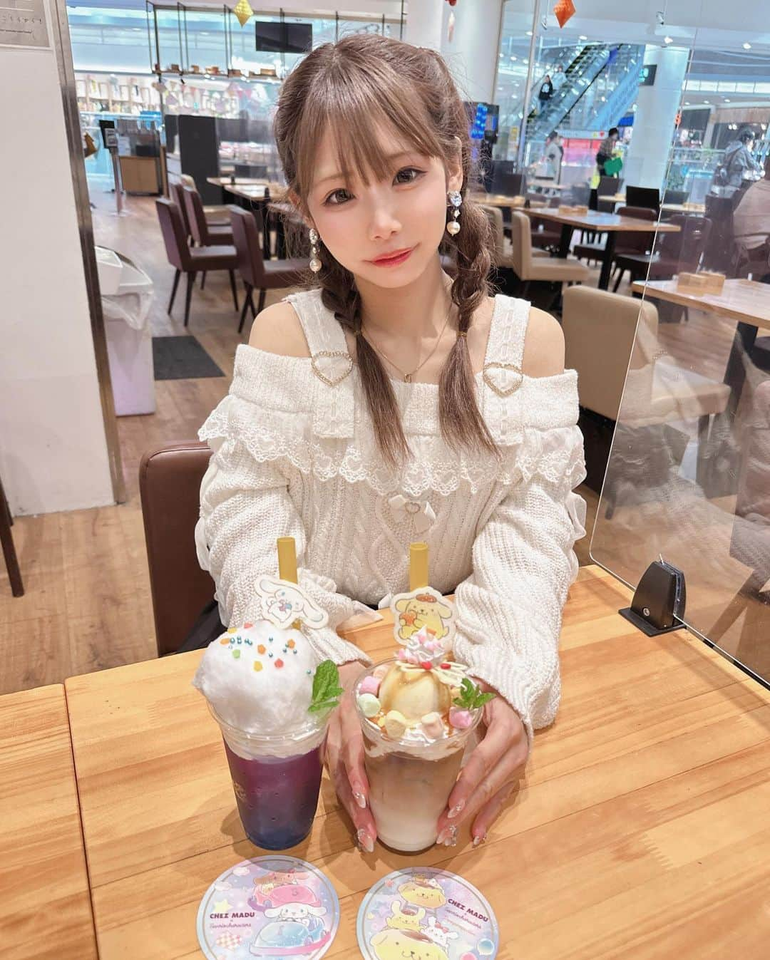 姫宮まほれのインスタグラム：「クオンちゃんとデートした時の。 いつもカフェ巡りしてる🫶🏻  #リズリサ#サンリオカフェ  #コンカフェ嬢  #量産型オタク #量産型女子 #量産型女子#量産型コーデ#隠しきれないヲタク #自撮り女子 #自撮り界隈 #インスタ女子#コンカフェ嬢 #instagravure#japanesefashion #kawaiifashion #harajukufashion」