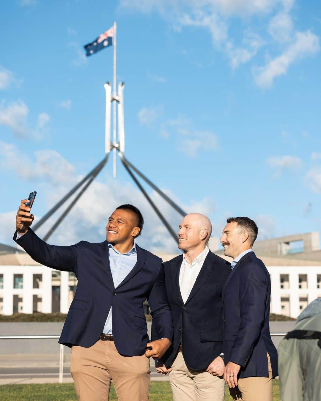 デビッド・ポーコックさんのインスタグラム写真 - (デビッド・ポーコックInstagram)「100 days to @wallabies playing at @rugbyworldcup.  Great to catch up with RWC winners Larkham & Roff as well as current players. Big few months ahead for the team.  What's your favourite RWC memory?  RWC1995 is seared into my memory as a kid. 4 yrs later I went to bed crying when Larkham kicked a drop goal to beat 🇿🇦 in the 99 semi-final 😂  It was a childhood dream to play at a RWC & huge honour to represent 🇦🇺  Wishing the players and staff the best leading into @rugbyworldcupfrance2023.」6月1日 12時54分 - davidpocock