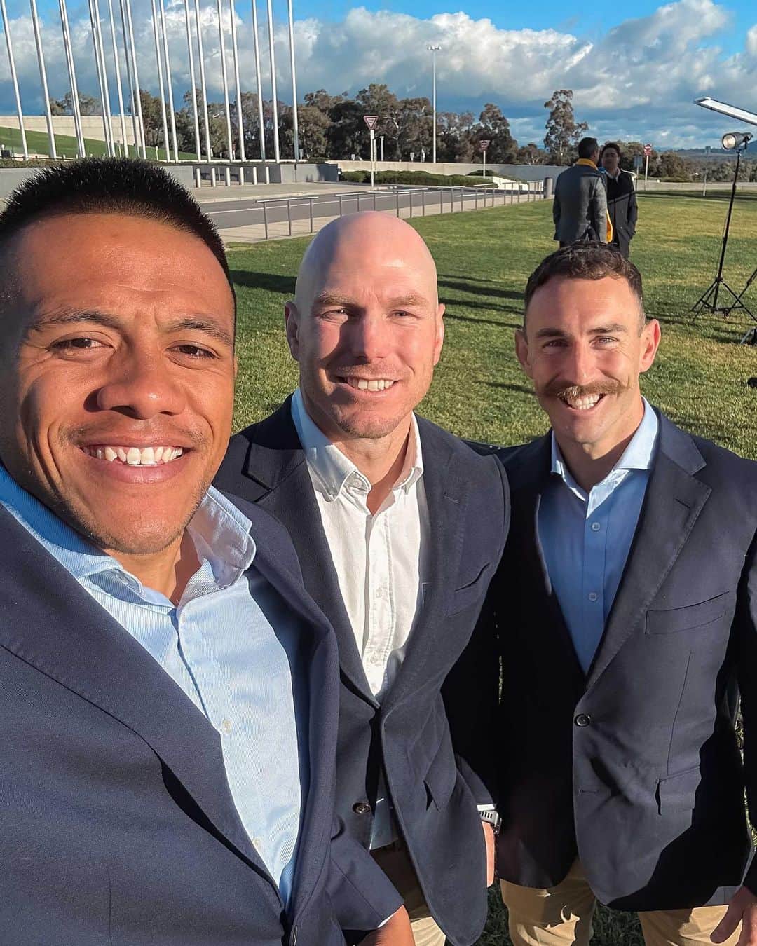 デビッド・ポーコックのインスタグラム：「100 days to @wallabies playing at @rugbyworldcup.  Great to catch up with RWC winners Larkham & Roff as well as current players. Big few months ahead for the team.  What's your favourite RWC memory?  RWC1995 is seared into my memory as a kid. 4 yrs later I went to bed crying when Larkham kicked a drop goal to beat 🇿🇦 in the 99 semi-final 😂  It was a childhood dream to play at a RWC & huge honour to represent 🇦🇺  Wishing the players and staff the best leading into @rugbyworldcupfrance2023.」