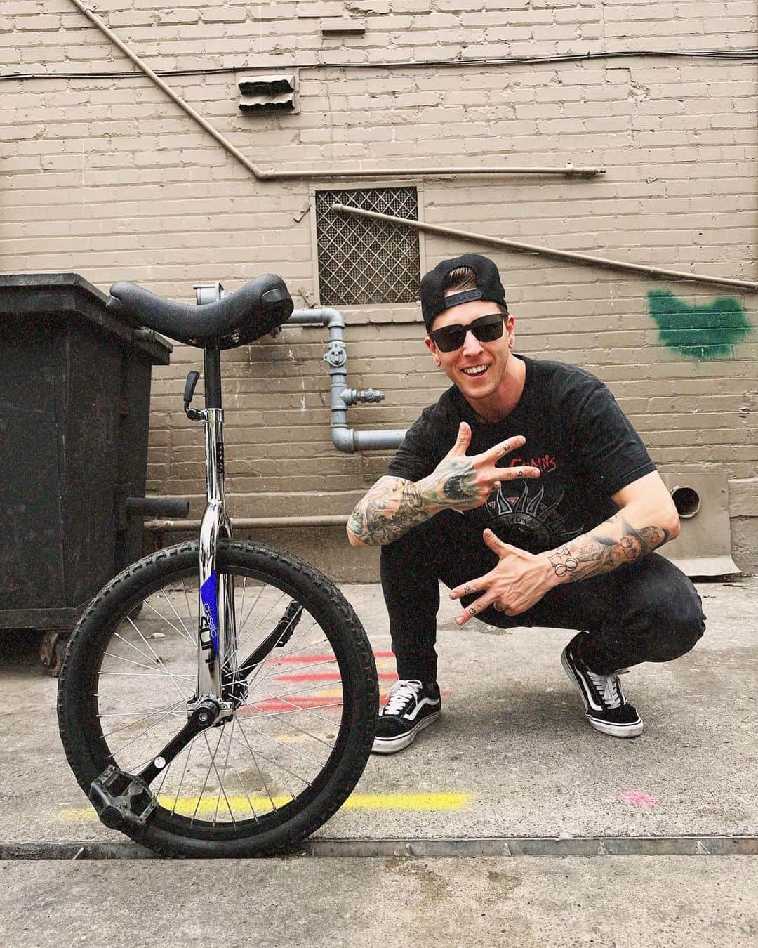 ジャスティン・ヒルズのインスタグラム：「Just out here trying to save the environment one wheel at a time. Photos: @nickalausstafford」