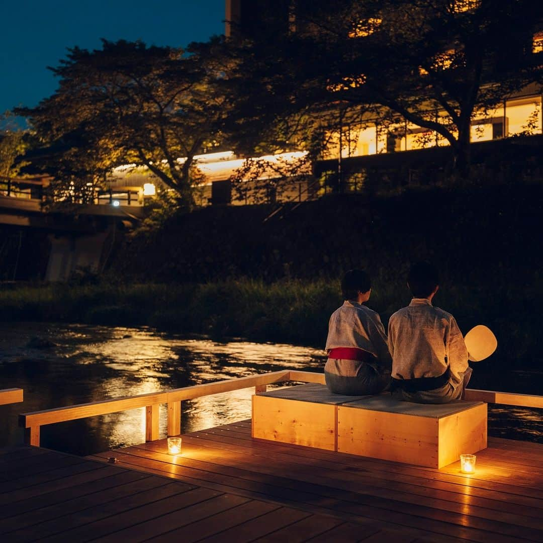 星野リゾート 界の若者旅さんのインスタグラム写真 - (星野リゾート 界の若者旅Instagram)「界 長門の目の前を流れる音信川は、山口県に2か所しかないゲンジボタルの発生地として、国の天然記念物の指定を受けています。 毎年5～6月の夏のおとずれが感じられるころ、川沿いには少しずつ蛍が現れますが、今年も既に姿を見るようになりました。  ぜひ長門湯本温泉での初夏をお楽しみください。  The Otozure River, which runs right before KAI Nagato, is one of only two places in Yamaguchi Prefecture where fireflies originate and has been designated a national natural monument. Fireflies gradually appear along the river every year from May to June, when the first sign of summer is felt, and this year they have already been seen again.  Please enjoy the early summer in Nagato Yumoto Onsen.  #星野リゾート #界 #界長門 #山口 #長門 #長門湯本温泉 #温泉 #温泉旅館 #温泉旅行 #蛍 #そぞろ歩き #音信川 #温泉街 #hoshinoresorts #kai #kainagato #Japantravel #hotsprings #onsen #ryokan #fireflies #summer #riverside」6月1日 13時08分 - hoshinoresorts.kai