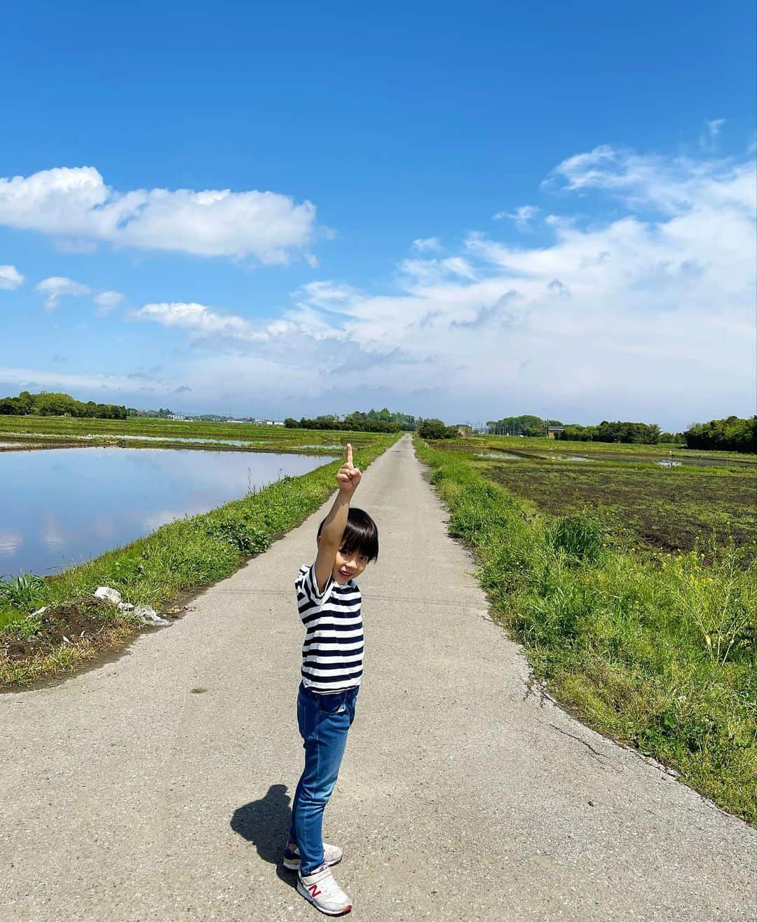 恒松あゆみさんのインスタグラム写真 - (恒松あゆみInstagram)「「小学一年生」7月号、発売中です！  今月号は、表紙にいたり中ページにもいたり… 是非、統真を探してみてください☺️  撮影の時に捕まえたカエルさんたちは、現在カエルハウス(パパ手作り・蓋付き)でのんびり暮らしています。 妹と一緒に毎朝お世話をするのが日課になりました。  ちなみに、トノサマガエルもいます。 立派です🐸   #小学一年生 #モデル #テアトルアカデミー #齋藤統真」6月1日 13時19分 - amyonn