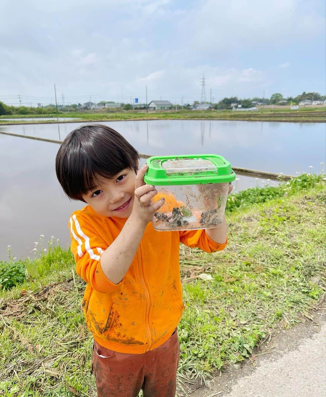 恒松あゆみさんのインスタグラム写真 - (恒松あゆみInstagram)「「小学一年生」7月号、発売中です！  今月号は、表紙にいたり中ページにもいたり… 是非、統真を探してみてください☺️  撮影の時に捕まえたカエルさんたちは、現在カエルハウス(パパ手作り・蓋付き)でのんびり暮らしています。 妹と一緒に毎朝お世話をするのが日課になりました。  ちなみに、トノサマガエルもいます。 立派です🐸   #小学一年生 #モデル #テアトルアカデミー #齋藤統真」6月1日 13時19分 - amyonn