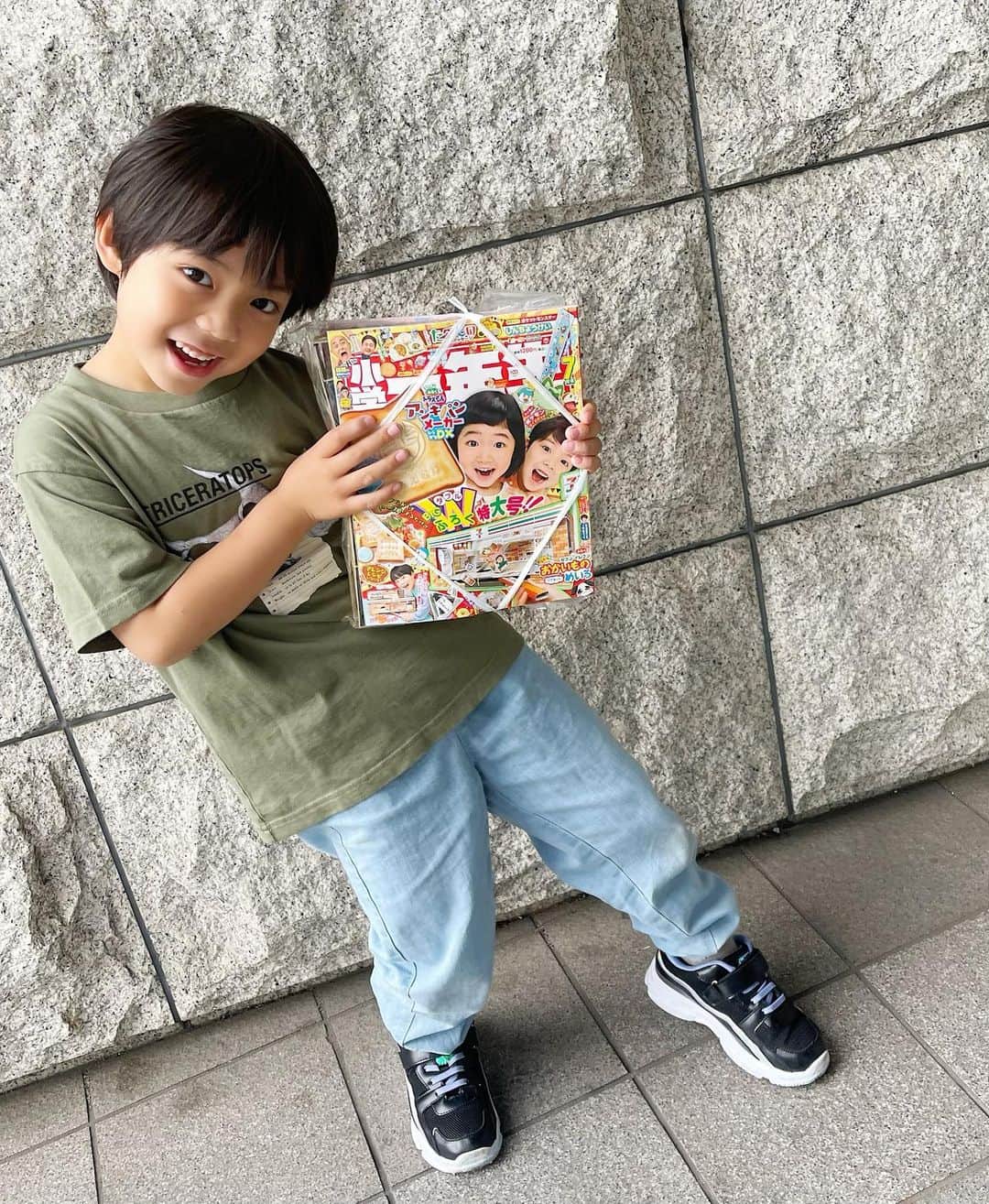 恒松あゆみのインスタグラム：「「小学一年生」7月号、発売中です！  今月号は、表紙にいたり中ページにもいたり… 是非、統真を探してみてください☺️  撮影の時に捕まえたカエルさんたちは、現在カエルハウス(パパ手作り・蓋付き)でのんびり暮らしています。 妹と一緒に毎朝お世話をするのが日課になりました。  ちなみに、トノサマガエルもいます。 立派です🐸   #小学一年生 #モデル #テアトルアカデミー #齋藤統真」