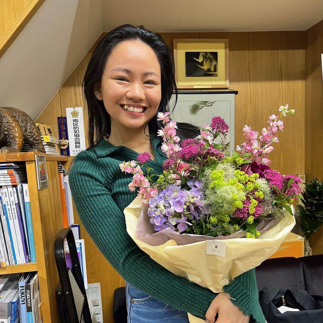 遥海のインスタグラム：「映画『はじまりの日』 無事クランクアップ🙏  初めての映画は本当に不安で 毎日、次のことを考えすぎて眠れない夜が続いたけど、 優しいスタッフのみなさんに囲まれてとても支えられ、 尊敬する方々と一緒にお仕事をすることができてとても幸せでした。  詳細はまだ先になるかもしれませんが、 みなさんぜひ楽しみにしていてください。  たくさんのことを吸収できたし、 この経験は次のことに活かせられるように 日々頑張っていきますので、 よろしくお願いします🙇🏻‍♀️  さて。 6月になりました。 気持ちを切り替えて、 6/10のワンマンライブに 集中したいと思います♡  そして、忘れちゃいけないのは 今月また一つ歳を重ねます🙂w  26歳、悔いだけは残したくないので 精一杯生きます💁🏻‍♀️  目ぱんぱんw」