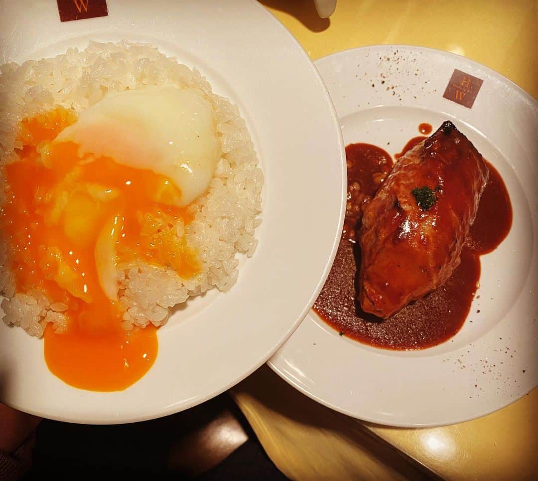 関智一のインスタグラム：「新人マネジャーとハンバーグをパクッ！  #ハンバーグ」