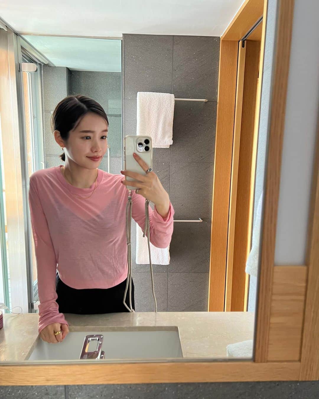 猪鼻ちひろのインスタグラム：「🩷🤍 旅のコーデ的なまとめたち🥹 (時期的に参考にならねぇよ！のご意見 受け止めますその通りです👉👈)  ひとりでホテル時間 すんごくリラックスできていいときもあれば ふと寂しくなっちゃうときもあるのですが、 みんなこれは必ず持っていく！この過ごし方がおすすめ！ とかあるのでしょうか🍠🍙？  旅にコレだけは持っていく！とか知りたいよね☺️  やはり本を持っていくのがベストかなぁ？📚 #ちひろトリップ #ちひろのお洋服  旅の詳細はYouTube見てね♡ トランプとか本当はしたいよね」